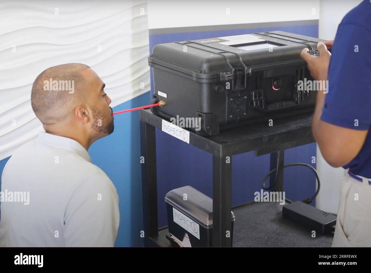 220415 -- WASHINGTON, D.C., 15 aprile 2022 -- Uno screenshot scattato il 14 aprile 2022 da un video rilasciato da Shows the InspectIR PNY-1000 COVID Testing Demo. La Food and Drug Administration statunitense FDA ha rilasciato un'autorizzazione d'uso di emergenza giovedì per il primo test diagnostico COVID-19 del paese che rileva composti chimici in campioni di respiro associati a un'infezione da SARS-CoV-2. Il test può essere eseguito in ambienti in cui il campione del paziente viene prelevato e analizzato, come studi medici, ospedali e siti di test mobili, utilizzando uno strumento delle dimensioni di un pezzo di Foto Stock