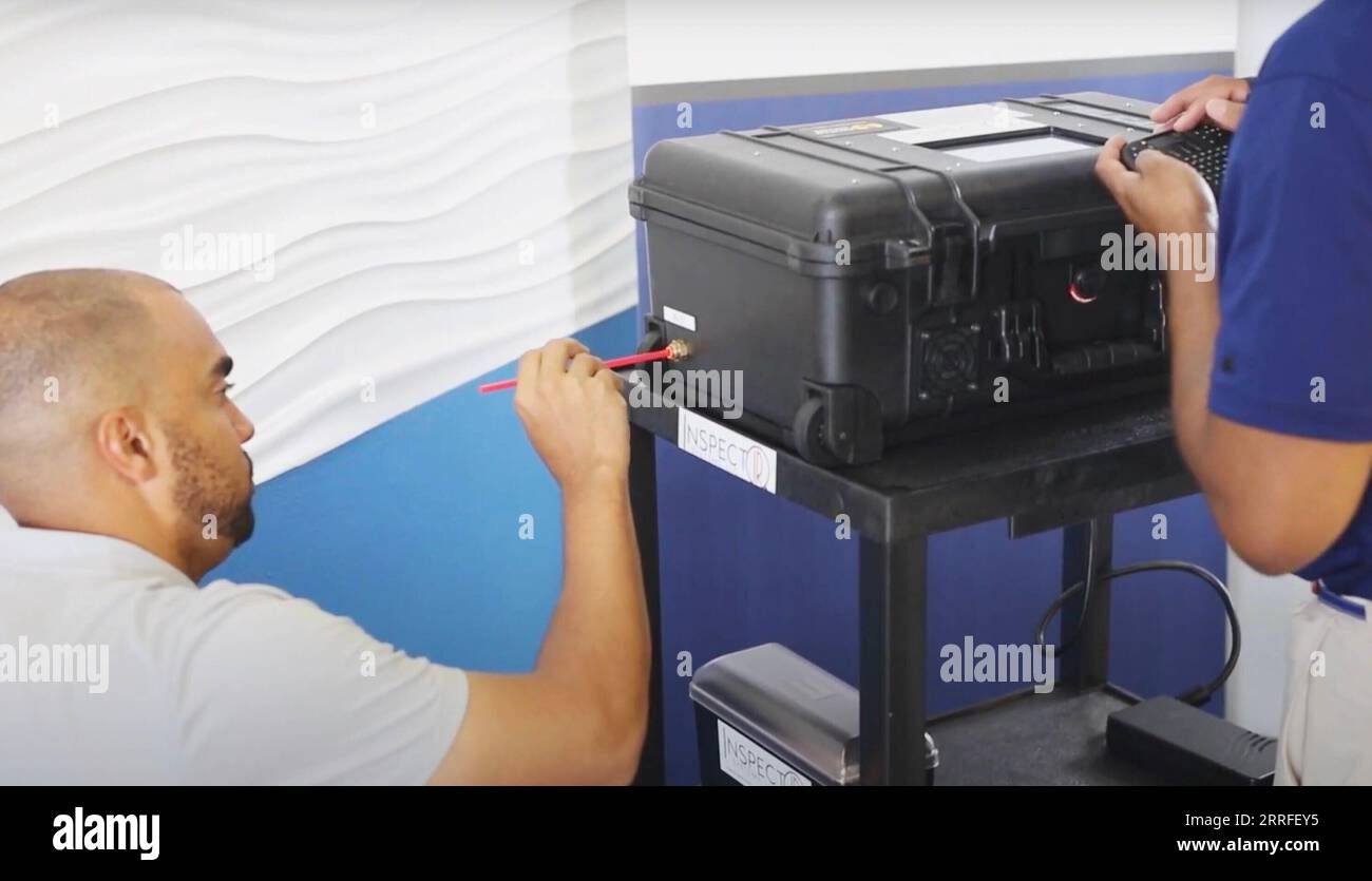 220415 -- WASHINGTON, D.C., 15 aprile 2022 -- Uno screenshot scattato il 14 aprile 2022 da un video rilasciato da Shows the InspectIR PNY-1000 COVID Testing Demo. La Food and Drug Administration statunitense FDA ha rilasciato un'autorizzazione d'uso di emergenza giovedì per il primo test diagnostico COVID-19 del paese che rileva composti chimici in campioni di respiro associati a un'infezione da SARS-CoV-2. Il test può essere eseguito in ambienti in cui il campione del paziente viene prelevato e analizzato, come studi medici, ospedali e siti di test mobili, utilizzando uno strumento delle dimensioni di un pezzo di Foto Stock