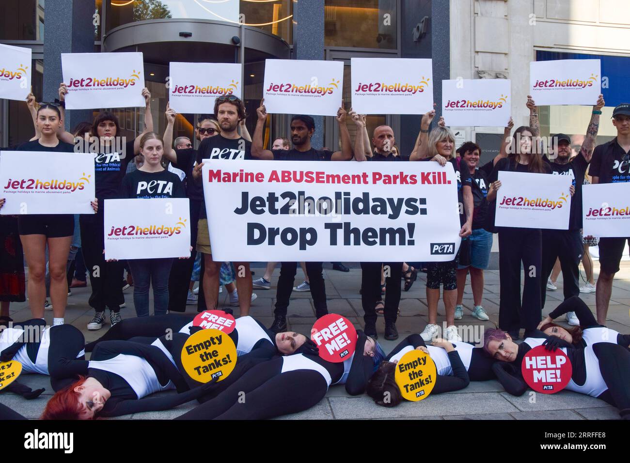 Londra, Regno Unito. 7 settembre 2023. Gli attivisti PETA che indossano costumi di orca e altri che tengono in mano cartelli "Jet2 Helldays" organizzano una protesta fuori dall'incontro annuale di Jet2 Holidays a Cheapside, invitando il fornitore di viaggi a far cadere i parchi marini che tengono i cetacei in carri armati per l'intrattenimento dai suoi pacchetti vacanze. Credito: Vuk Valcic/Alamy Live News Foto Stock