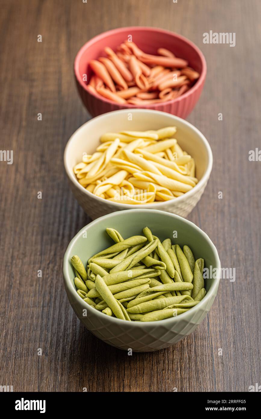 Fusilli pugliesi. Pasta tricolore italiana contorta nel recipiente. Foto Stock