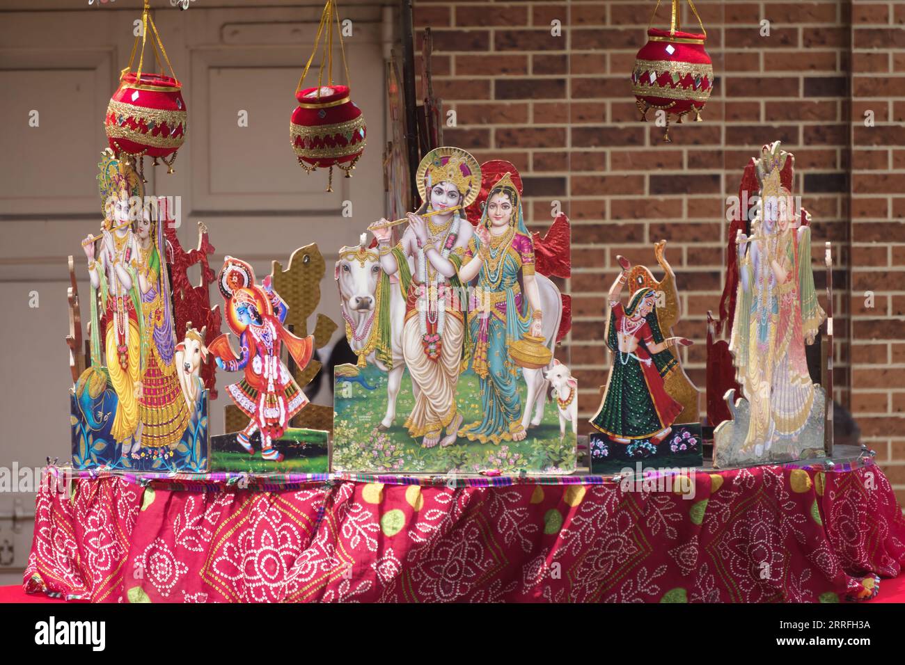 Rajkot, India. 7 settembre 2023. Vista ravvicinata della statua di varie forme di Radha Krishna in occasione di Janmashtami al bazar di sadar Rajkot. Crediti: Nasirkhan Davi/Alamy Live News Foto Stock