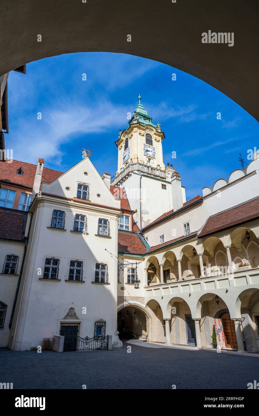 Municipio vecchio, Piazza principale (Hlavne namestie), Bratislava, Slovacchia Foto Stock