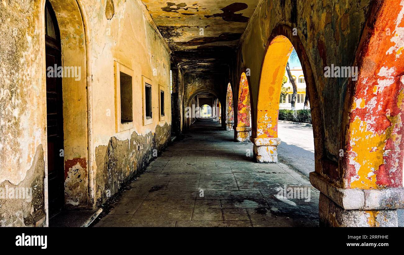 I corridoi vuoti dell'imponente sanatorio italiano abbandonato, mentre un'altra immagine mostra una palestra abbandonata con attrezzature complete in attesa di essere utilizzata. Foto Stock