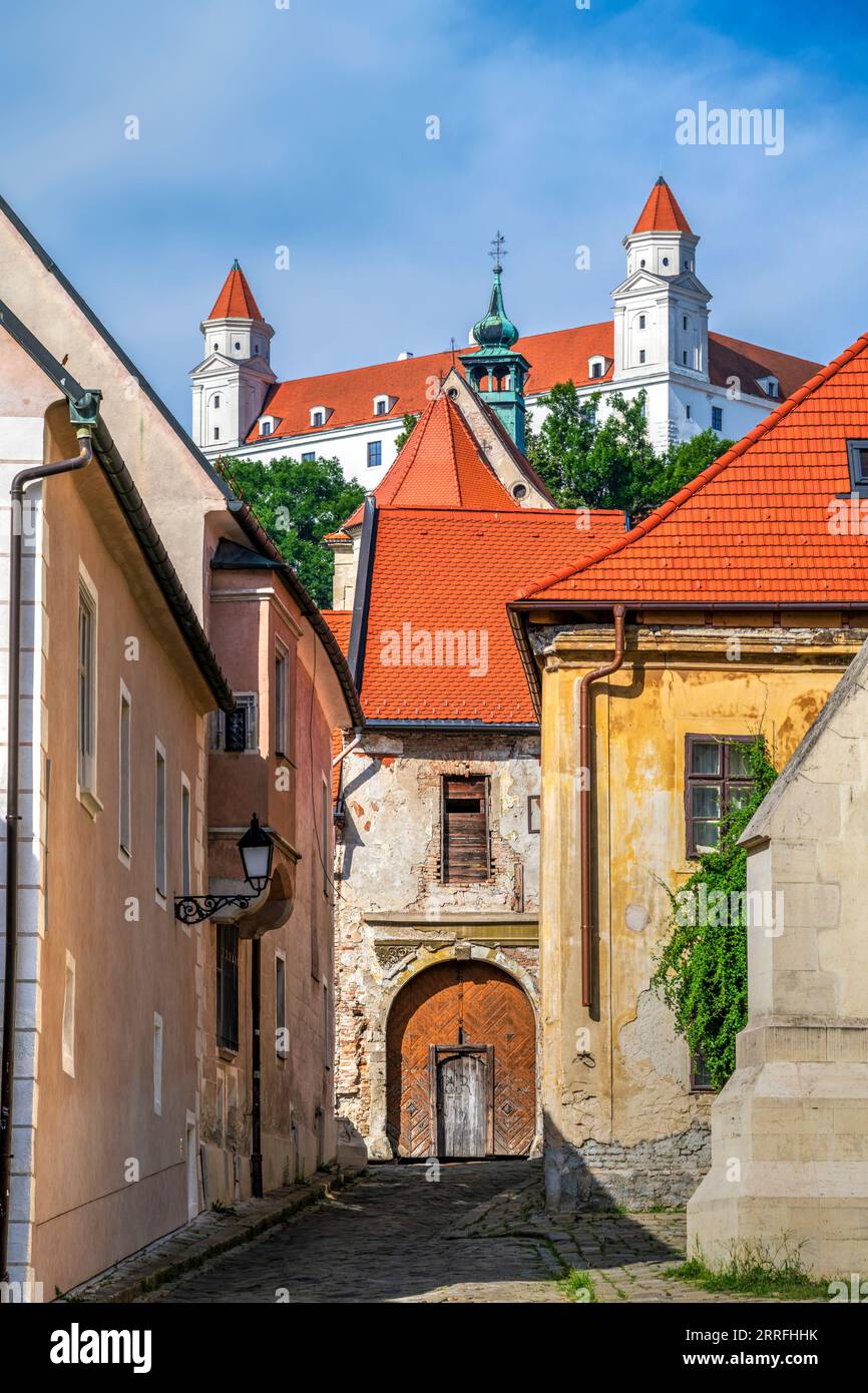 La strada e il castello della città vecchia sullo sfondo, Bratislava, Slovacchia Foto Stock