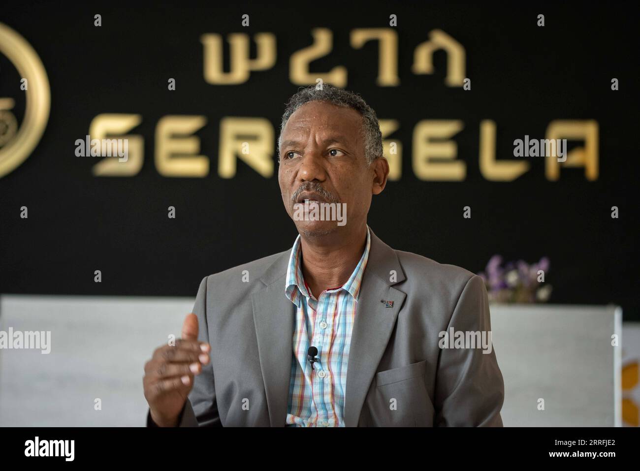 220419 -- ADDIS ABEBA, 19 aprile 2022 -- Hailu Zergaw, Fleet manager di Seregela taxi Ride Service, parla durante un'intervista con Xinhua ad Addis Abeba, Etiopia, il 29 marzo 2022. Mentre un numero crescente di aziende di pedalata si affollano nel mercato non sfruttato dell'Etiopia, una società con solo conducenti donne sta recentemente guadagnando popolarità nel settore dominato dagli uomini del paese e sta ottenendo buoni profitti. PER ANDARE CON la caratteristica: Il servizio di salvezza con autisti donne guadagna popolarità solo in Etiopia Michael Tewelde ETIOPIA-ADDIS ABEBA-TASSISTA DONNA WangxPing PUBLICATIONxNOTxINxCHN Foto Stock