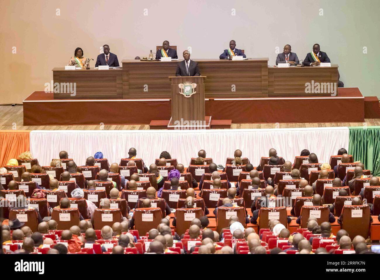220420 -- YAMOUSSOUKRO, 20 aprile 2022 -- il presidente Alassane Ouattara della Costa d'Avorio parla a una conferenza a Yamoussoukro, la capitale de jure della Costa d'Avorio, 19 aprile 2022. Martedì il presidente della Costa d'Avorio Alassane Ouattara ha nominato Tiemoko Meyliet Kone, governatore della Banca centrale degli Stati dell'Africa occidentale BCEAO, vicepresidente della Repubblica della Costa d'Avorio. Foto di /Xinhua COTE D AVORIO-VICE PRESIDENTE-NOMINA YvanxSonh PUBLICATIONxNOTxINxCHN Foto Stock