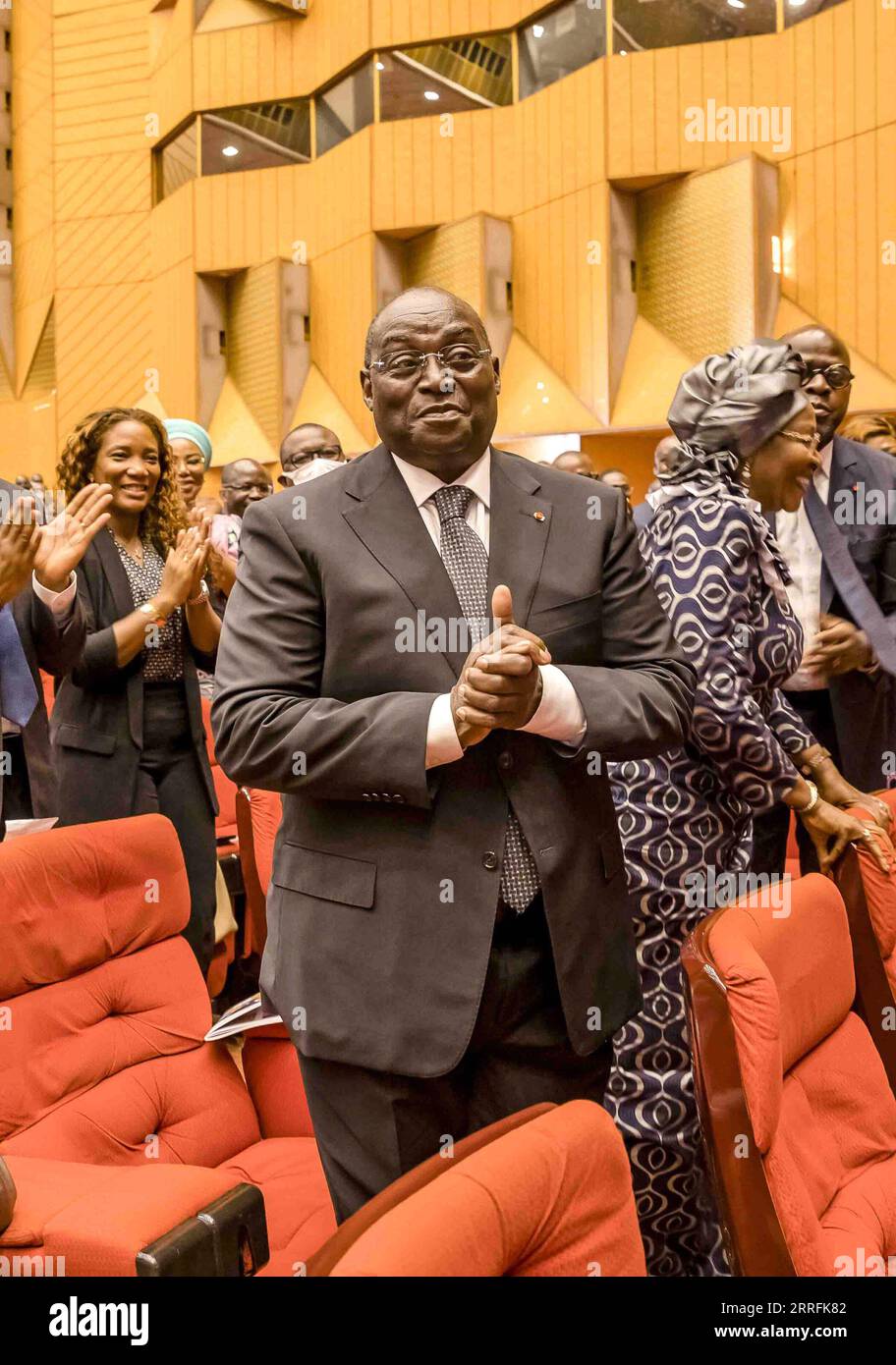 220420 -- YAMOUSSOUKRO, 20 aprile 2022 -- Tiemoko Meyliet Kone, vice presidente della Repubblica della Costa d'Avorio, partecipa a una conferenza a Yamoussoukro, la capitale de jure della Costa d'Avorio, 19 aprile 2022. Martedì il presidente della Costa d'Avorio Alassane Ouattara ha nominato Tiemoko Meyliet Kone, governatore della Banca centrale degli Stati dell'Africa occidentale BCEAO, vicepresidente della Repubblica della Costa d'Avorio. Foto di /Xinhua COTE D AVORIO-VICE PRESIDENTE-NOMINA YvanxSonh PUBLICATIONxNOTxINxCHN Foto Stock