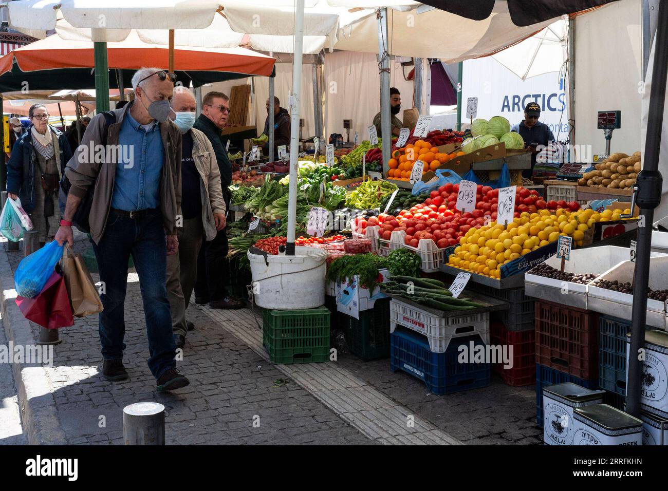 220420 -- ATENE, 20 aprile 2022 -- la gente visita un mercato ad Atene, Grecia, il 20 aprile 2022. Il tradizionale pasto di Pasqua in Grecia quest'anno costerà in media il 35% in più rispetto a quello del 2021, come dimostra un sondaggio pubblicato di recente dalla federazione dei consumatori del paese. Caratteristiche: I greci pagano di più per il pasto pasquale quest'anno GRECIA-ATENE-PASTO PASQUALE-PREZZO-ESCURSIONE MariosxLolos PUBLICATIONxNOTxINxCHN Foto Stock