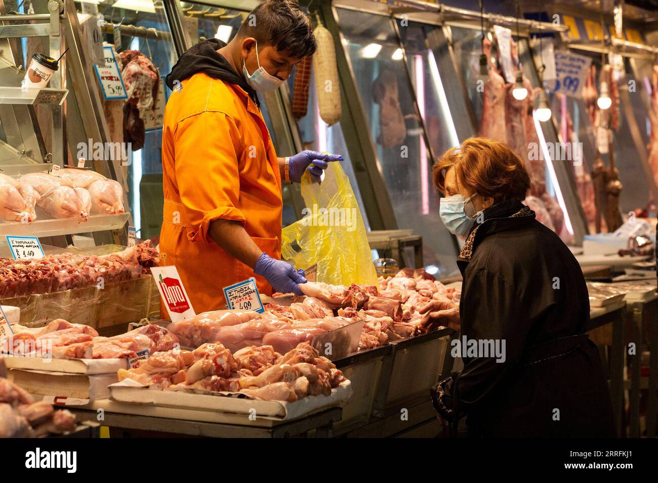 220420 -- ATENE, 20 aprile 2022 -- Una donna compra carne in un mercato ad Atene, Grecia, il 20 aprile 2022. Il tradizionale pasto di Pasqua in Grecia quest'anno costerà in media il 35% in più rispetto a quello del 2021, come dimostra un sondaggio pubblicato di recente dalla federazione dei consumatori del paese. Caratteristiche: I greci pagano di più per il pasto pasquale quest'anno GRECIA-ATENE-PASTO PASQUALE-PREZZO-ESCURSIONE MariosxLolos PUBLICATIONxNOTxINxCHN Foto Stock