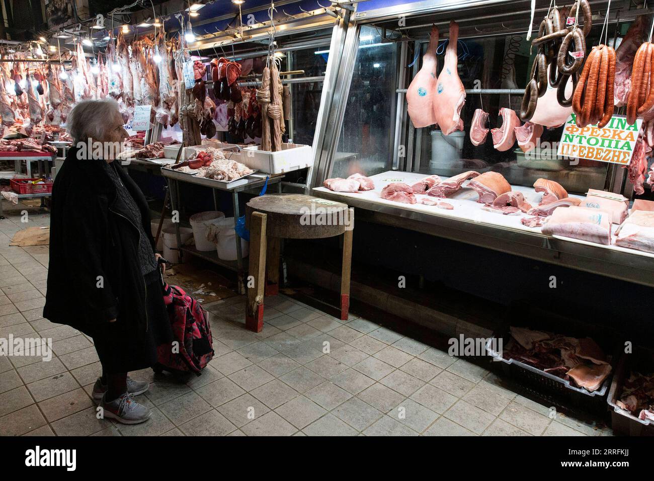 220420 -- ATENE, 20 aprile 2022 -- Una donna acquista carne in un mercato ad Atene, Grecia, il 20 aprile 2022. Il tradizionale pasto di Pasqua in Grecia quest'anno costerà in media il 35% in più rispetto a quello del 2021, come dimostra un sondaggio pubblicato di recente dalla federazione dei consumatori del paese. Caratteristiche: I greci pagano di più per il pasto pasquale quest'anno GRECIA-ATENE-PASTO PASQUALE-PREZZO-ESCURSIONE MariosxLolos PUBLICATIONxNOTxINxCHN Foto Stock