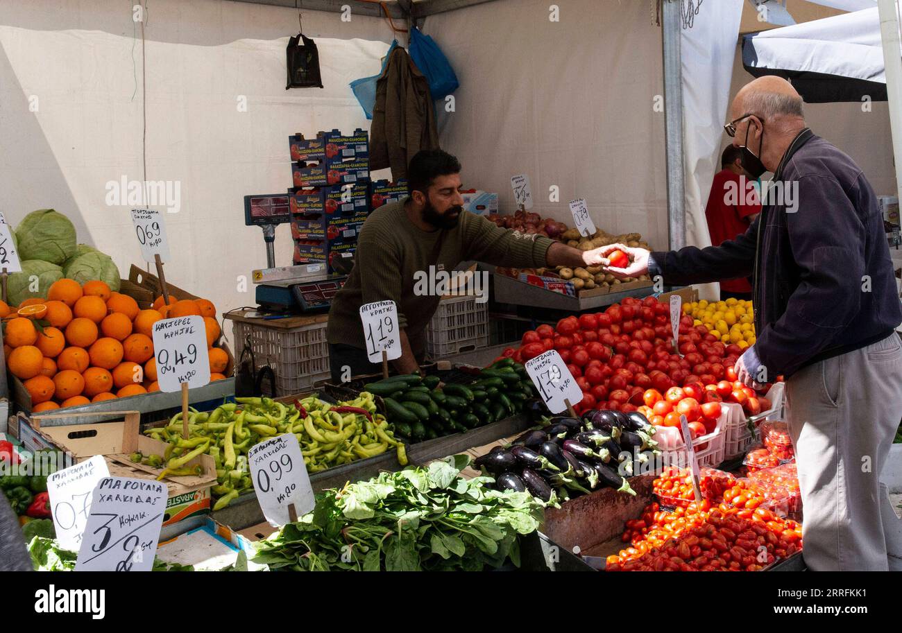 220420 -- ATENE, 20 aprile 2022 -- Un cliente acquista verdure in un mercato ad Atene, Grecia, il 20 aprile 2022. Il tradizionale pasto di Pasqua in Grecia quest'anno costerà in media il 35% in più rispetto a quello del 2021, come dimostra un sondaggio pubblicato di recente dalla federazione dei consumatori del paese. Caratteristiche: I greci pagano di più per il pasto pasquale quest'anno GRECIA-ATENE-PASTO PASQUALE-PREZZO-ESCURSIONE MariosxLolos PUBLICATIONxNOTxINxCHN Foto Stock