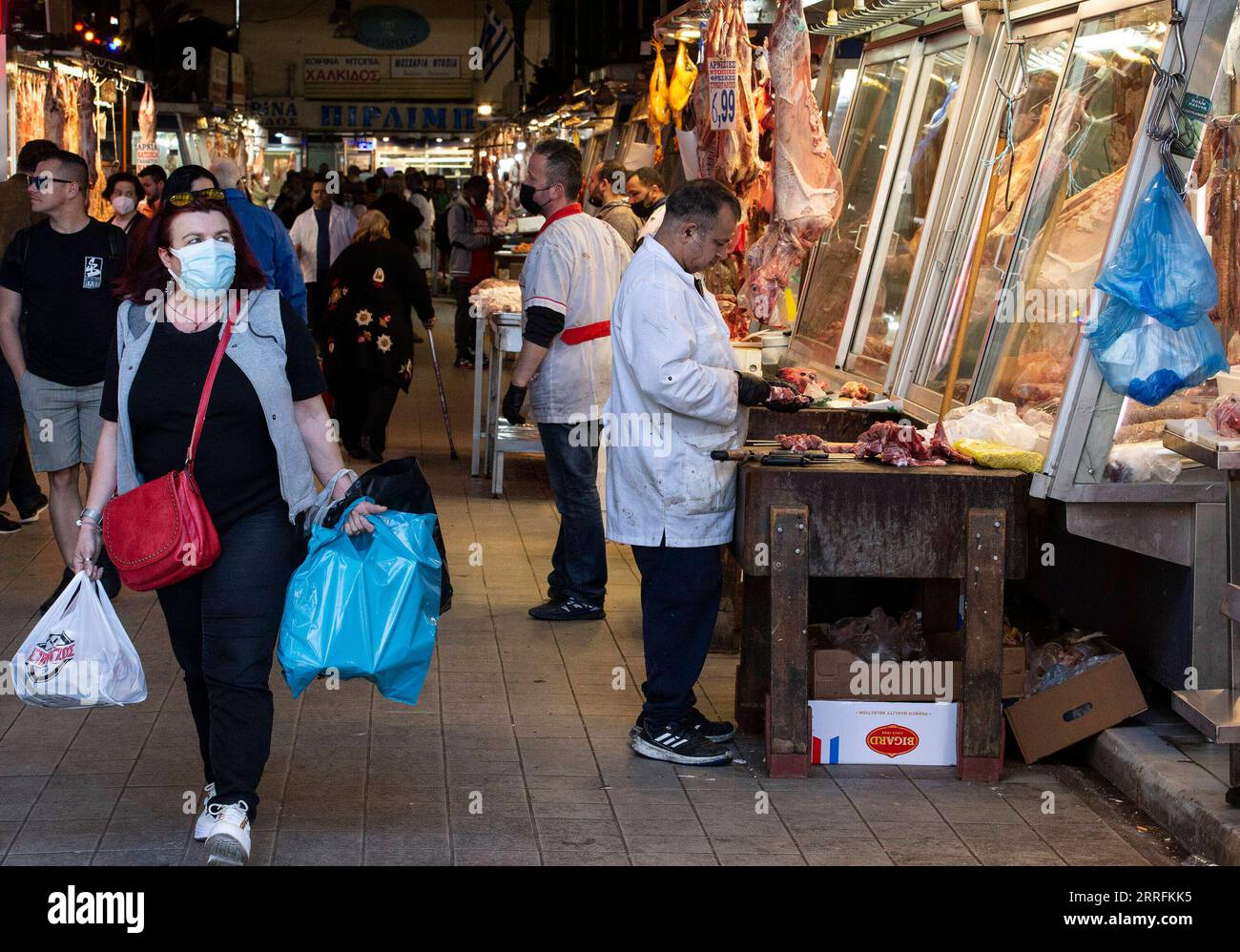 220420 -- ATENE, 20 aprile 2022 -- la gente visita un mercato ad Atene, Grecia, il 20 aprile 2022. Il tradizionale pasto di Pasqua in Grecia quest'anno costerà in media il 35% in più rispetto a quello del 2021, come dimostra un sondaggio pubblicato di recente dalla federazione dei consumatori del paese. Caratteristiche: I greci pagano di più per il pasto pasquale quest'anno GRECIA-ATENE-PASTO PASQUALE-PREZZO-ESCURSIONE MariosxLolos PUBLICATIONxNOTxINxCHN Foto Stock