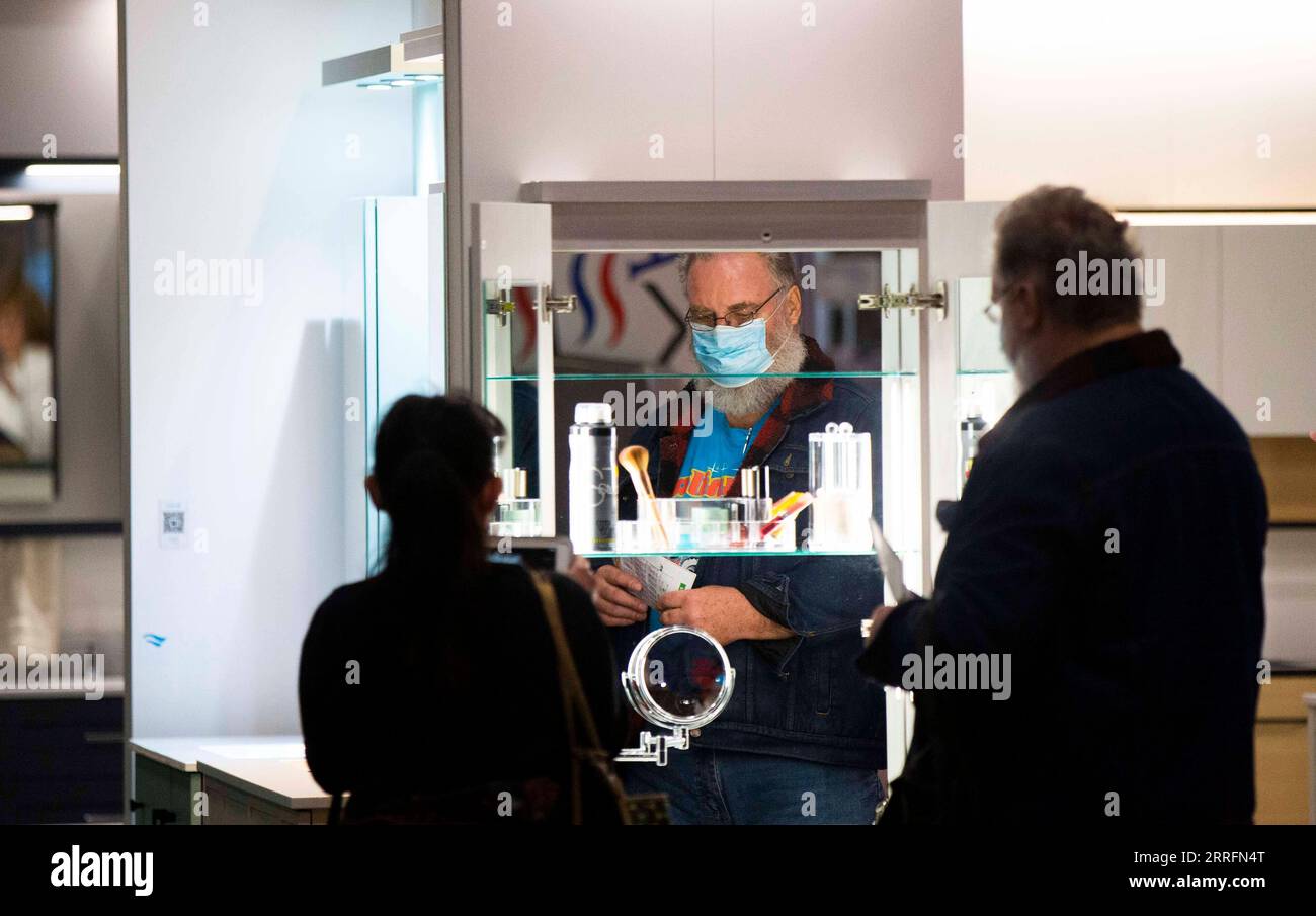 220421 -- TORONTO, 21 aprile 2022 -- le persone visitano il 2022 National Home Show a Toronto, Canada, il 20 aprile 2022. Come uno dei più grandi espositori di prodotti innovativi, nuove idee e grandi offerte per tutto ciò che riguarda la casa e il giardino in Nord America, questo evento annuale di dieci giorni si tiene qui dal 15 al 24 aprile con oltre 500 venditori di case. Foto di /Xinhua CANADA-TORONTO-NATIONAL HOME SHOW ZouxZheng PUBLICATIONxNOTxINxCHN Foto Stock
