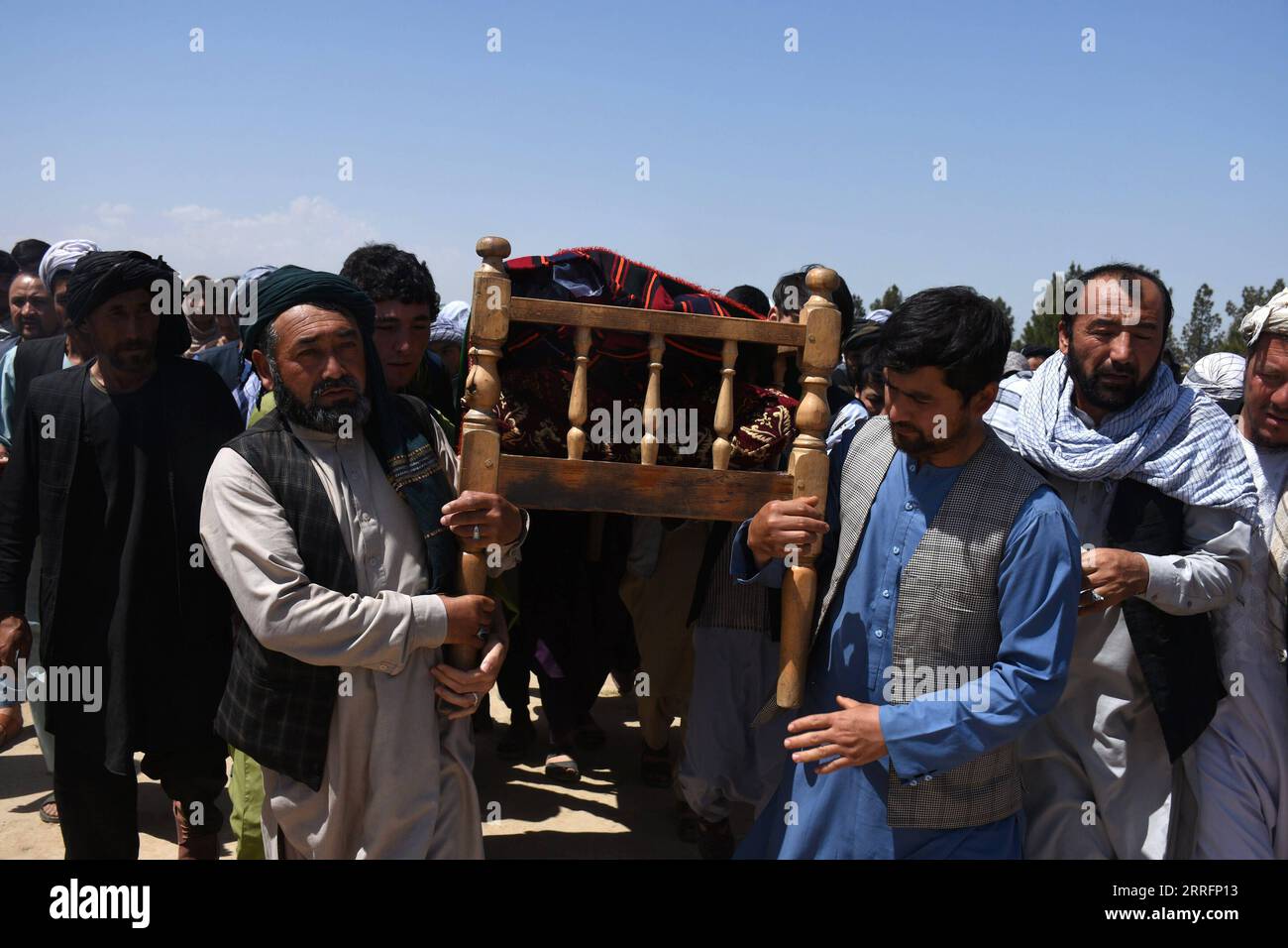 220422 -- MAZAR-i-SHARIF, 22 aprile 2022 -- parenti e amici portano la bara di una vittima di un'esplosione in una moschea durante un funerale a Mazar-i-Sharif, Afghanistan, 22 aprile 2022. A Mazar-i-Sharif, capitale della provincia di Balkh, almeno 30 fedeli sono stati uccisi e altri 80 feriti quando un'esplosione ha strappato una moschea giovedì, la Khaama Press ha citato i funzionari dell'ospedale regionale Abu Ali Sina della città come hanno detto. Foto di Kawa Bsharat/Xinhua AFGHANISTAN-MAZAR-i-SHARIF-BLAST-VICTIMS-FUNERALE KawaxBasharat PUBLICATIONxNOTxINxCHN Foto Stock