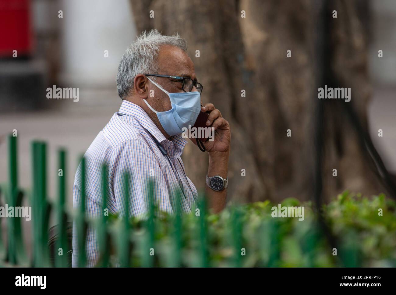 220422 -- NEW DELHI, 22 aprile 2022 -- Un uomo che indossa una maschera parla al telefono in un mercato a New Delhi, India, 22 aprile 2022. Il numero di COVID-19 dell'India è salito a 43.052.425 venerdì, poiché 2.451 nuovi casi sono stati registrati nelle ultime 24 ore in tutto il paese, hanno mostrato gli ultimi dati del Ministero federale della salute. INDIA-NUOVA DELHI-COVID-19-CASI JavedxDar PUBLICATIONxNOTxINxCHN Foto Stock