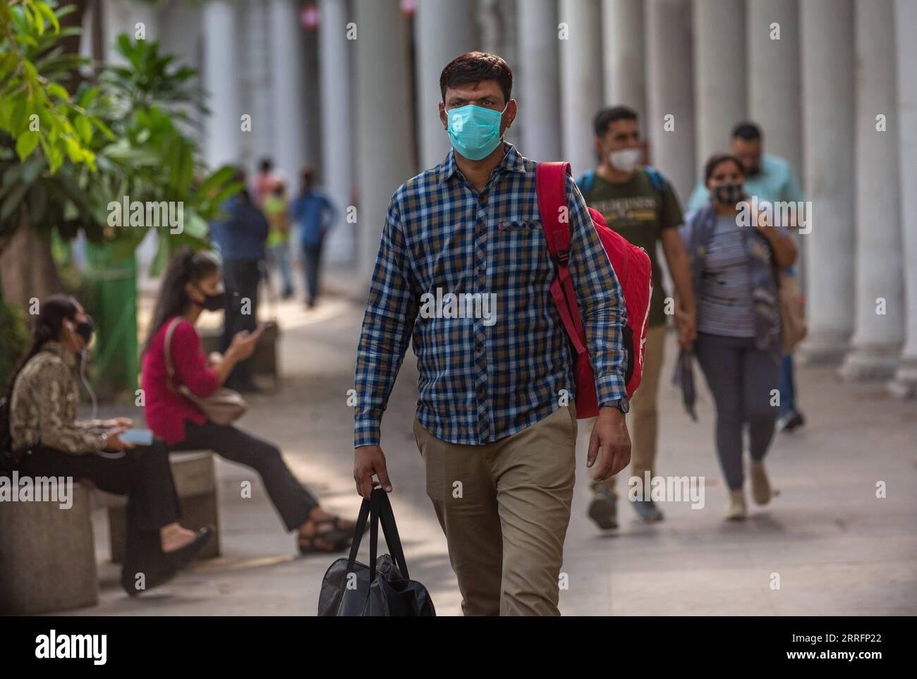 220422 -- NEW DELHI, 22 aprile 2022 -- le persone che indossano maschere per il viso camminano in un mercato a nuova Delhi, India, 22 aprile 2022. Il numero di COVID-19 dell'India è salito a 43.052.425 venerdì, poiché 2.451 nuovi casi sono stati registrati nelle ultime 24 ore in tutto il paese, hanno mostrato gli ultimi dati del Ministero federale della salute. INDIA-NUOVA DELHI-COVID-19-CASI JavedxDar PUBLICATIONxNOTxINxCHN Foto Stock