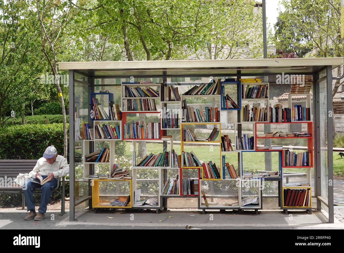 220422 - GERUSALEMME, 22 aprile 2022 - Un uomo legge Un libro in una biblioteca di strada a Gerusalemme prima della giornata mondiale del libro, il 22 aprile 2022. Il 23 aprile è la giornata mondiale del libro. MIDEAST-JERUSALEM-WORLD BOOK DAY-STREET LIBRARY WANGXZHUOLUN PUBLICATIONXNOTXINXCHN Foto Stock