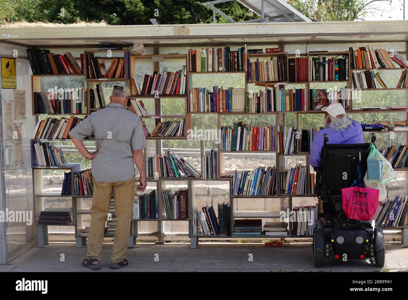 220422 -- GERUSALEMME, 22 aprile 2022 -- la gente seleziona i libri in una biblioteca di strada a Gerusalemme prima della giornata mondiale del libro, il 22 aprile 2022. Il 23 aprile è la giornata mondiale del libro. MIDEAST-JERUSALEM-WORLD BOOK DAY-STREET LIBRARY WANGXZHUOLUN PUBLICATIONXNOTXINXCHN Foto Stock