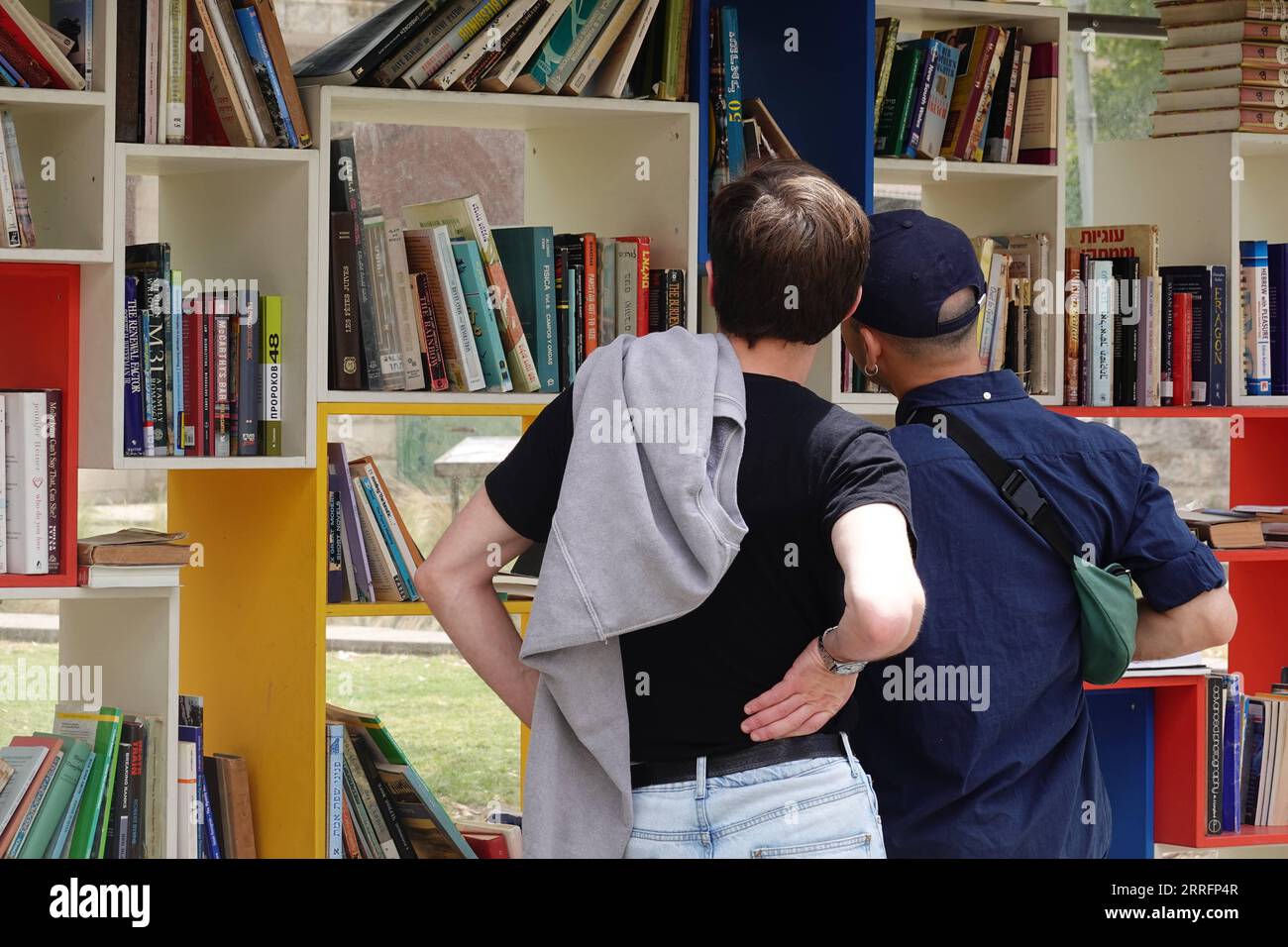 220422 -- GERUSALEMME, 22 aprile 2022 -- la gente seleziona i libri in una biblioteca di strada a Gerusalemme prima della giornata mondiale del libro, il 22 aprile 2022. Il 23 aprile è la giornata mondiale del libro. MIDEAST-JERUSALEM-WORLD BOOK DAY-STREET LIBRARY WANGXZHUOLUN PUBLICATIONXNOTXINXCHN Foto Stock