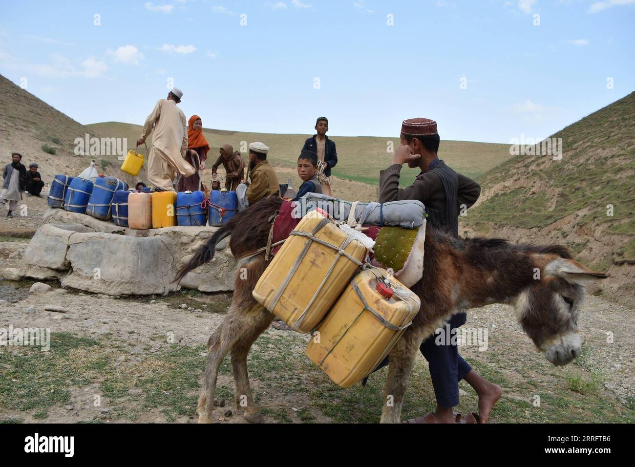 220425 -- BAGHLAN, 25 aprile 2022 -- gli abitanti del villaggio prelevano acqua potabile da un pozzo nella provincia di Baghlan, Afghanistan, 24 aprile 2022. Più di 3.000 famiglie nel villaggio di Hazarqaq, nella provincia settentrionale di Baghlan, stanno affrontando una grave carenza d'acqua, devono percorrere più di 6 chilometri per ottenere acqua per l'uso quotidiano. Foto di /Xinhua AFGHANISTAN-BAGHLAN-WATER-SHORTAGE MehrabxIbrahimi PUBLICATIONxNOTxINxCHN Foto Stock