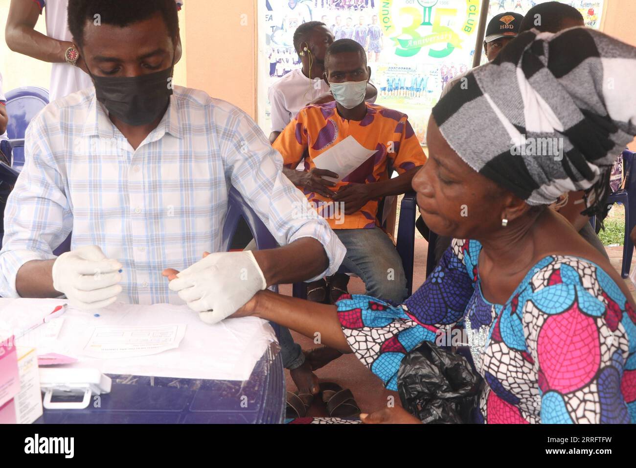 220425 -- LAGOS, 25 aprile 2022 -- Una donna riceve un test gratuito per la malaria a Lagos, Nigeria, 24 aprile 2022. I nigeriani si uniscono al mondo per celebrare la giornata mondiale della malaria, che cade il 25 aprile, in commemorazione degli sforzi globali volti a porre fine alla malattia. Foto di /Xinhua NIGERIA-LAGOS-WOLRD MALARIA DAY EmmaxHouston PUBLICATIONxNOTxINxCHN Foto Stock