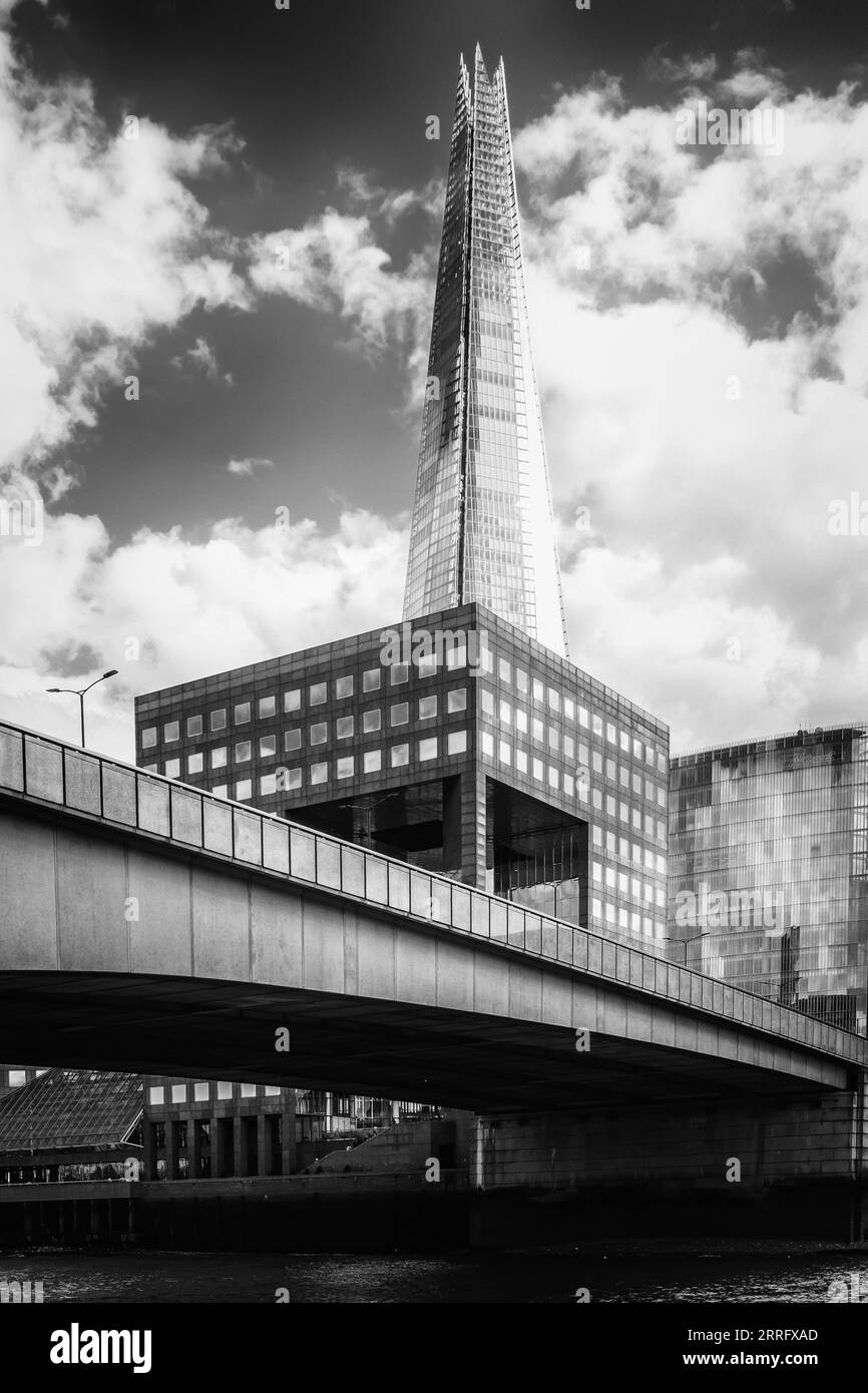 Immagine in bianco e nero dell'iconico edificio alto 310 metri, 87 piani, con facciata in vetro, grattacielo, The Shard, accanto al London Bridge sul Tamigi Foto Stock