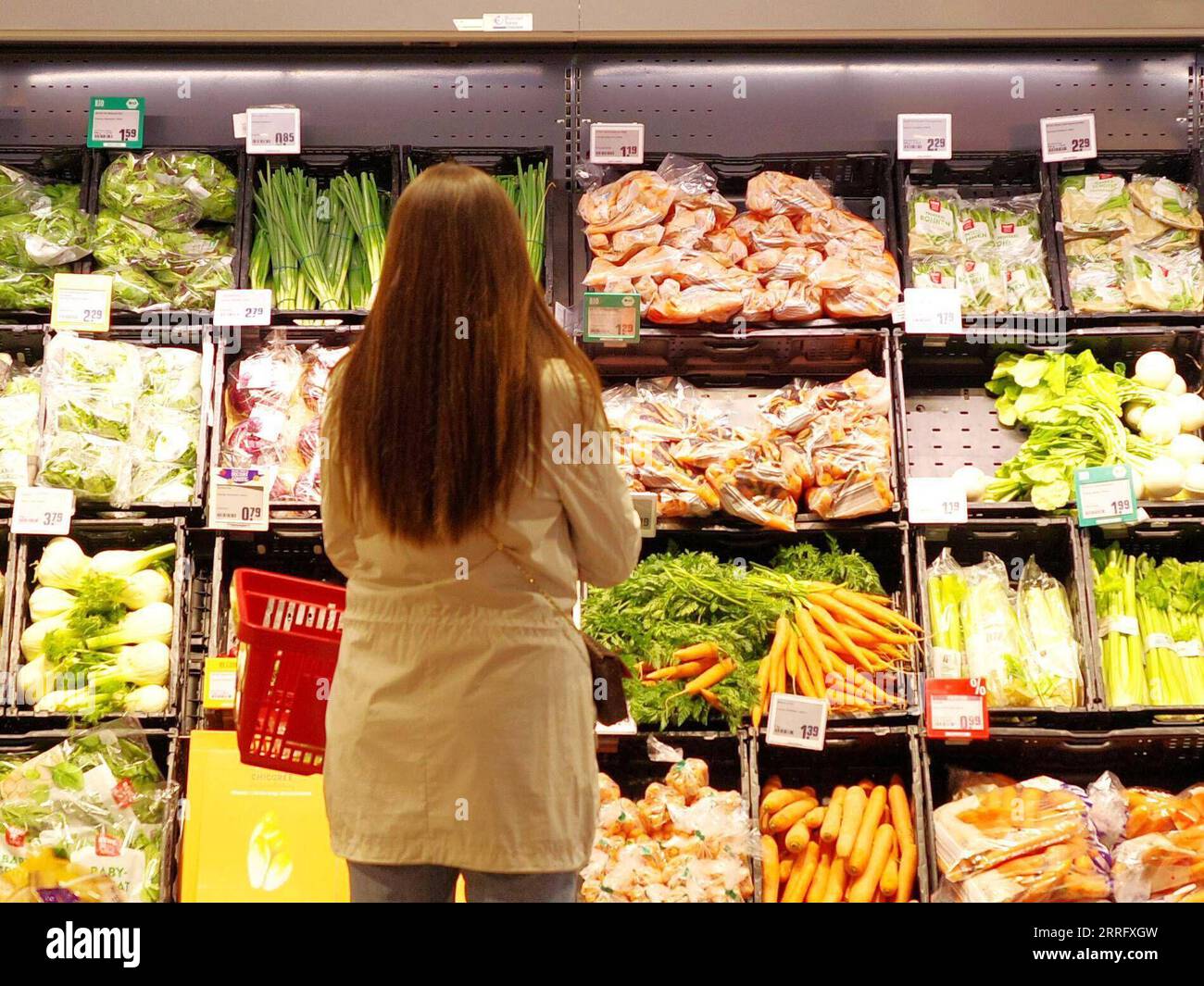 220427 -- BERLINO, 27 aprile 2022 -- Un negozio di consumo in un supermercato di Berlino, capitale della Germania, il 27 aprile 2022. La fiducia dei consumatori in Germania si è deteriorata in modo significativo in aprile nel contesto del conflitto tra Russia e Ucraina, secondo uno studio mensile pubblicato mercoledì dall’istituto GfK di ricerche di mercato con sede a Norimberga. A causa dell'esplosione dei prezzi dell'energia e dell'elevata inflazione, l'indicatore GfK prospettico di maggio è crollato di 10,8 26,5 punti, secondo lo studio basato su interviste di circa 2.000 consumatori tedeschi. GERMANIA-BERLINO-SENTIMENTO DEI CONSUMATORI Foto Stock