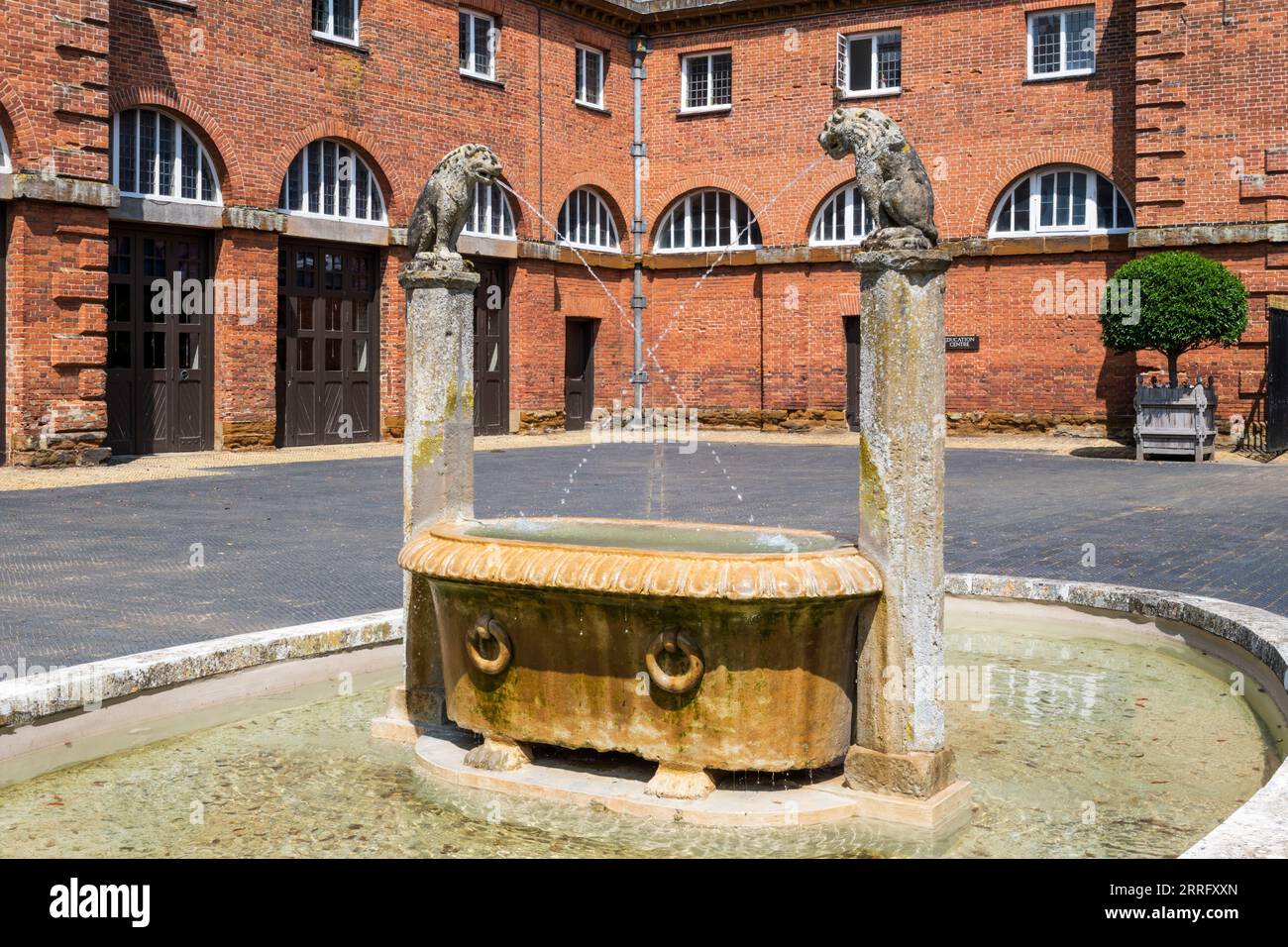 Fountain in the Stables Courtyard a Houghton Hall nel West Norfolk, costruita per Robert Walpole nel 1722-1735. Foto Stock