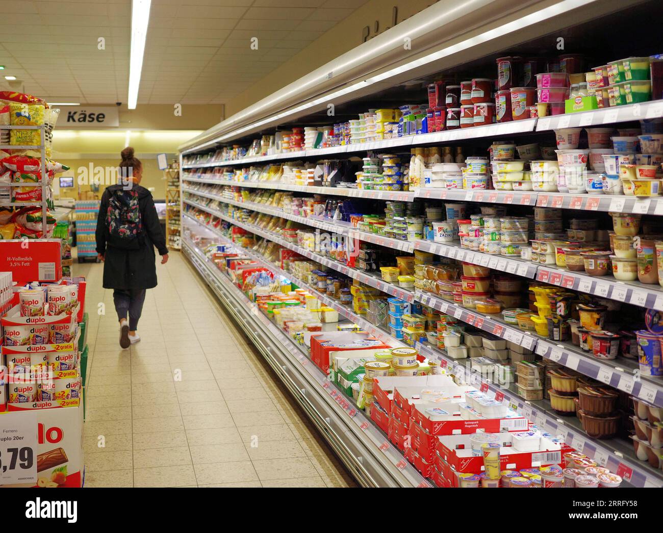 220427 -- BERLINO, 27 aprile 2022 -- Un negozio di consumo in un supermercato di Berlino, capitale della Germania, il 27 aprile 2022. La fiducia dei consumatori in Germania si è deteriorata in modo significativo in aprile nel contesto del conflitto tra Russia e Ucraina, secondo uno studio mensile pubblicato mercoledì dall’istituto GfK di ricerche di mercato con sede a Norimberga. A causa dell'esplosione dei prezzi dell'energia e dell'elevata inflazione, l'indicatore GfK prospettico di maggio è crollato di 10,8 26,5 punti, secondo lo studio basato su interviste di circa 2.000 consumatori tedeschi. GERMANIA-BERLINO-SENTIMENTO DEI CONSUMATORI Foto Stock