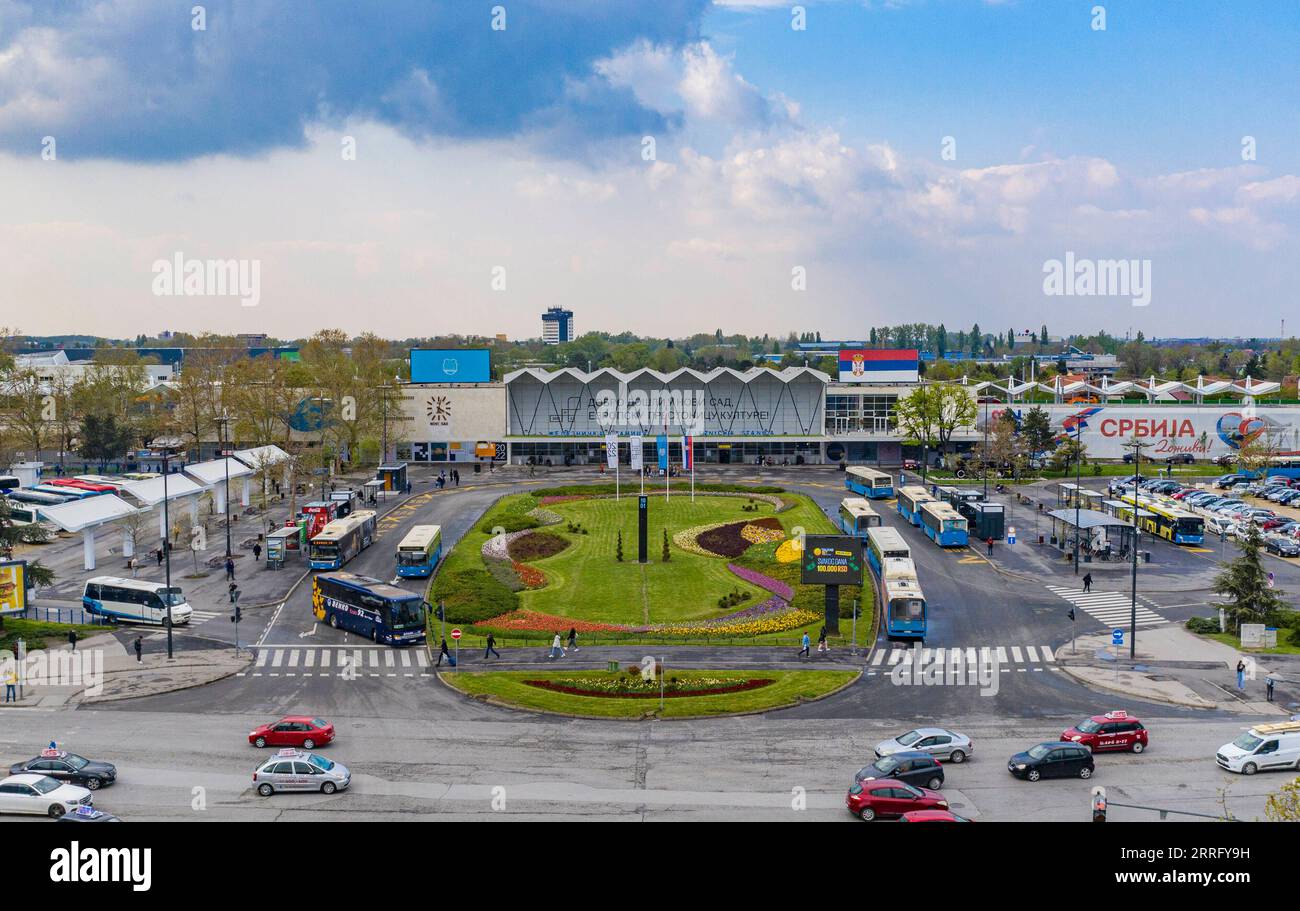 220429 -- BELGRADO, 29 aprile 2022 -- foto aerea scattata il 20 aprile 2022 mostra la stazione ferroviaria di Novi Sad, Serbia. PER ANDARE CON la caratteristica: La linea ferroviaria ad alta velocità costruita in Cina rende la vita della madre serba più facile foto di /Xinhua SERBIA-BELGRADO-CHINESE-BUILT-RAILWAY WangxWei PUBLICATIONxNOTxINxCHN Foto Stock