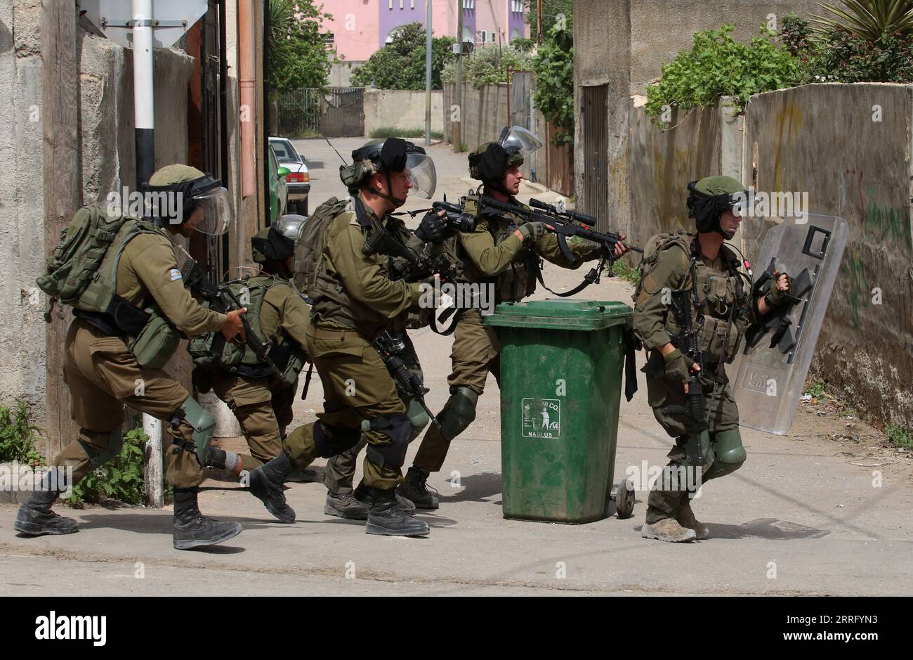 220430 -- QALQILYA, 30 aprile 2022 -- soldati israeliani sono visti durante gli scontri con i palestinesi a seguito di una protesta contro la chiusura dell'ingresso del villaggio di Azoon nella città settentrionale della Cisgiordania di Qalqilya, 30 aprile 2022. Un palestinese di 27 anni, Yahia Odwan, è stato ucciso e tre sono rimasti feriti venerdì sera tardi da soldati israeliani negli scontri nei pressi della città di Qalqilya in Cisgiordania, ha detto il Ministero della salute palestinese. Foto di /Xinhua MIDEAST-QALQILYA-CLASHES NidalxEshtayeh PUBLICATIONxNOTxINxCHN Foto Stock