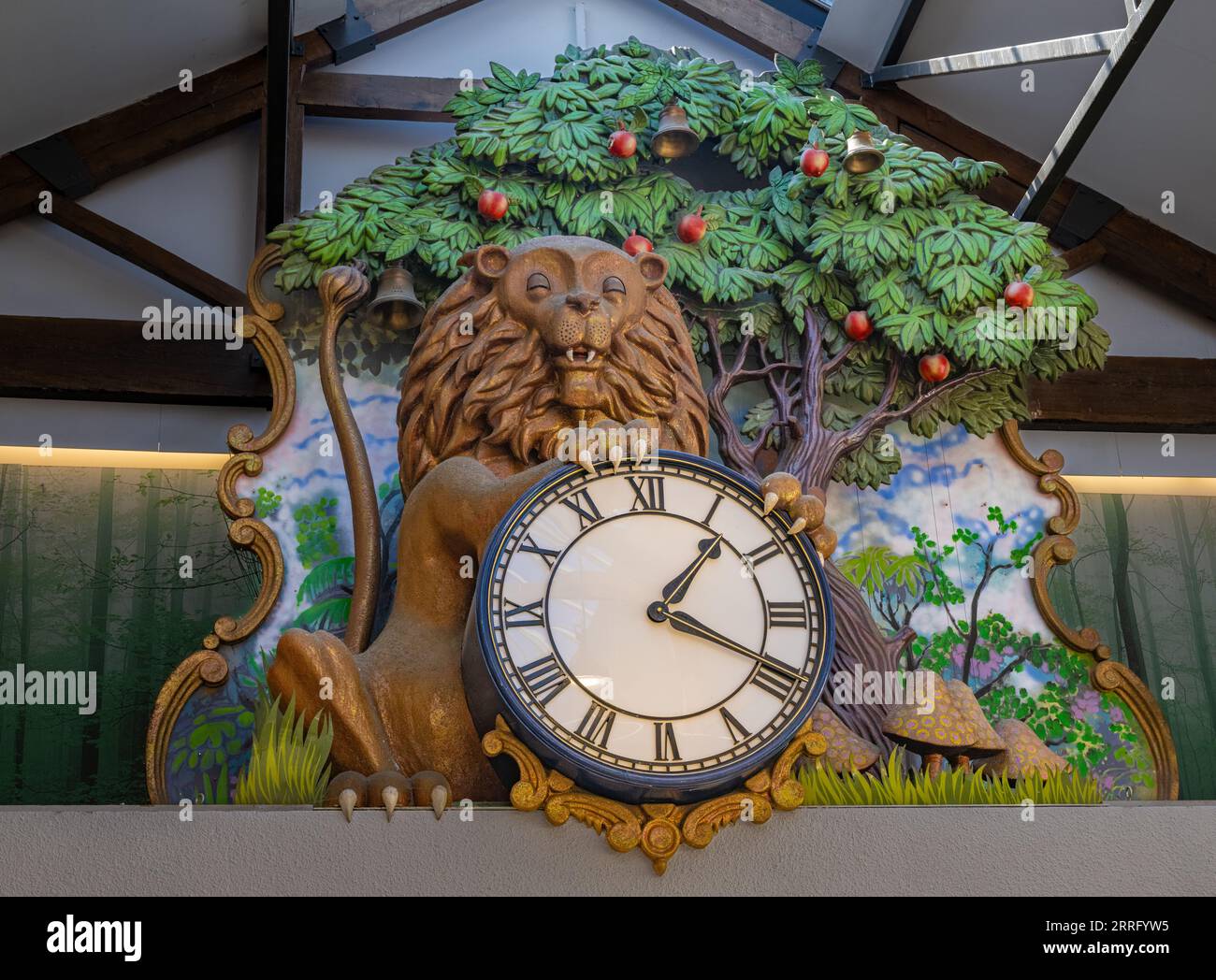 Grantham, Lincolnshire, Regno Unito – The Lion and Apple Tree Clock nel centro commerciale Isaac Newton Foto Stock