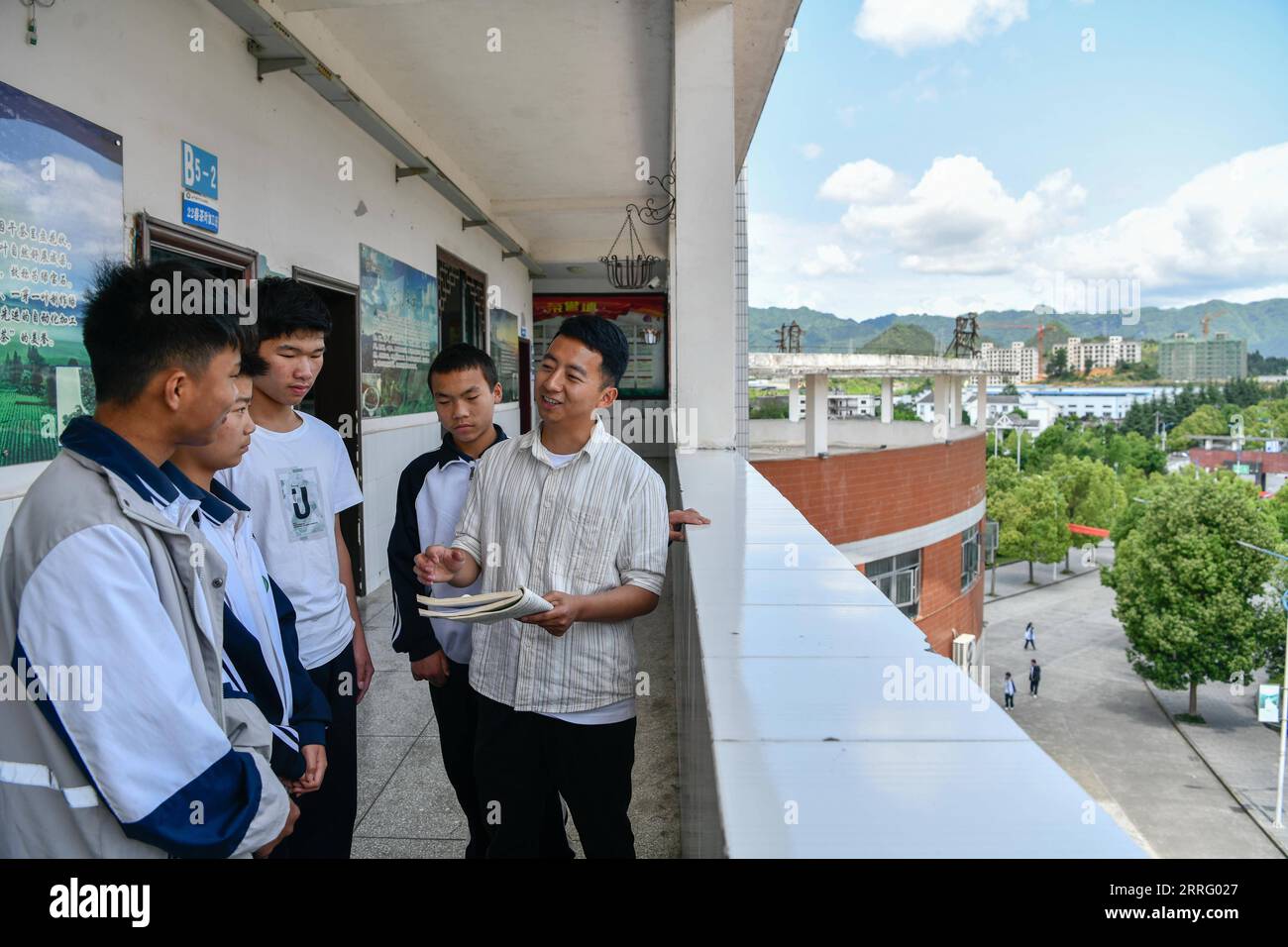 220501 -- MEITAN, 1 maggio 2022 -- Guo Jun 1st R parla con i suoi studenti della tecnica di preparazione del tè in una scuola tecnica locale nella contea di Meitan, nella provincia di Guizhou, nel sud-ovest della Cina, 28 aprile 2022. Brindato a tostare foglie di tè su un piano cottura, Guo Jun si crogiola nel fresco aroma che riempie un laboratorio nella contea di Meitan. Dopo essersi laureato all'Università di Guizhou nel 2016, Guo tornò nella sua città natale per lavorare in una compagnia di tè, dove imparò a preparare il tè da un maestro locale. Nel 2018 divenne istruttore in una scuola tecnica locale due anni dopo. Affinare le proprie capacità di preparazione del tè richiede enormi riserve di pazienza, Foto Stock