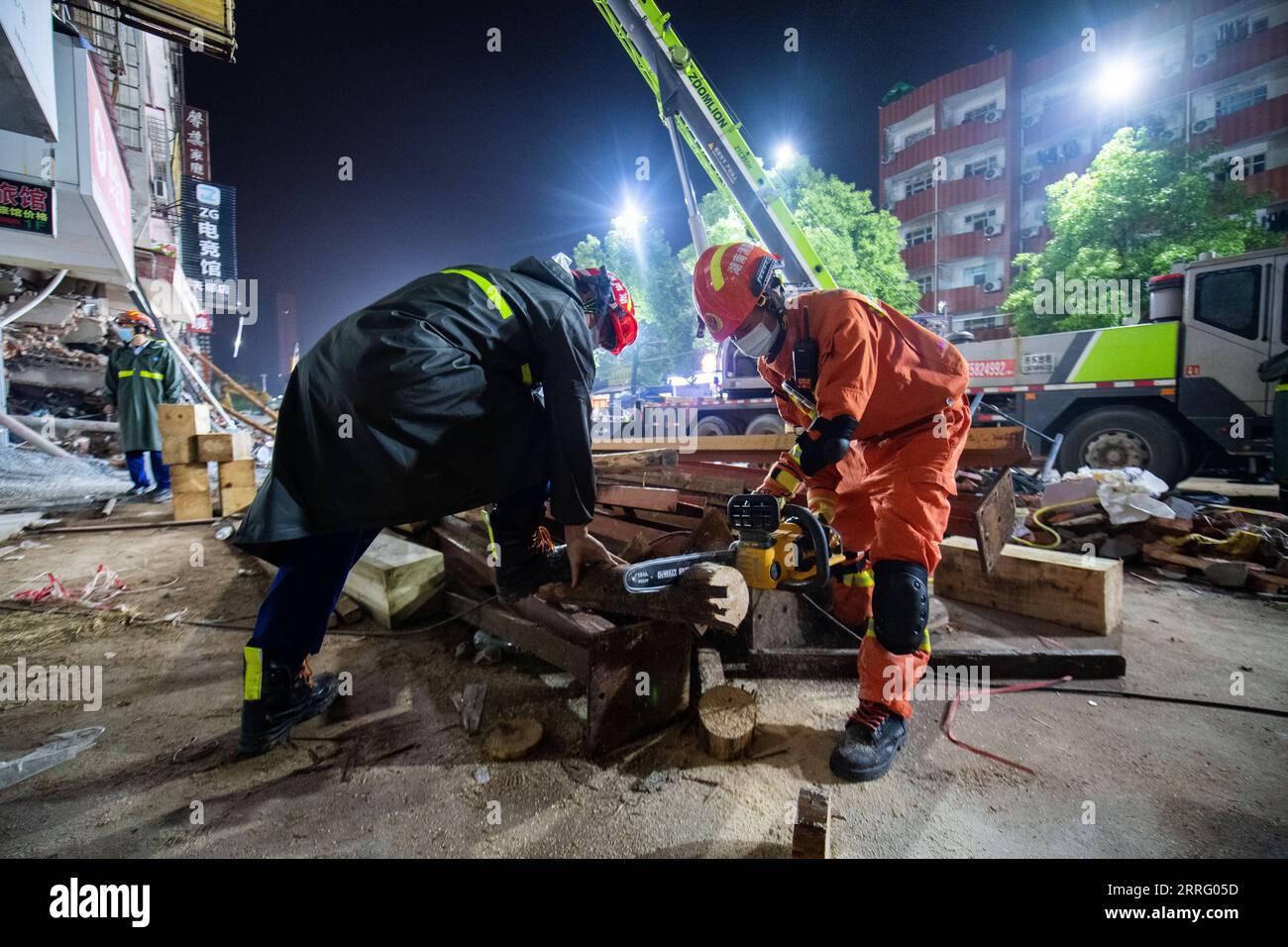 220501 -- CHANGSHA, 1 maggio 2022 -- i soccorritori lavorano nel sito di collasso di un edificio residenziale costruito in auto a Changsha, nella provincia di Hunan, Cina centrale, 1 maggio 2022. Sette persone sono state salvate dopo il crollo dell'edificio residenziale costruito venerdì nella provincia di Hunan. L'incidente ha avuto luogo alle 12:24 nel distretto di Wangcheng a Changsha. Sono in corso ulteriori indagini. CHINA-HUNAN-CHANGSHA-BUILDING COLLAPSE CN CHENXSIHAN PUBLICATIONXNOTXINXCHN Foto Stock