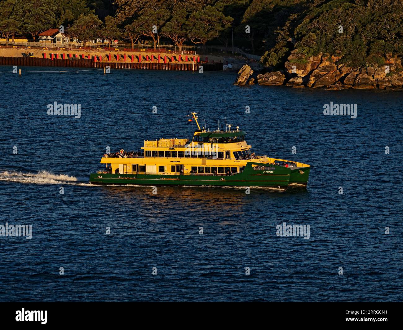 Sydney Australia / Un traghetto per pendolari di Sydney Clontarf si dirige a Circular Quay a Sydney Australia. Foto Stock