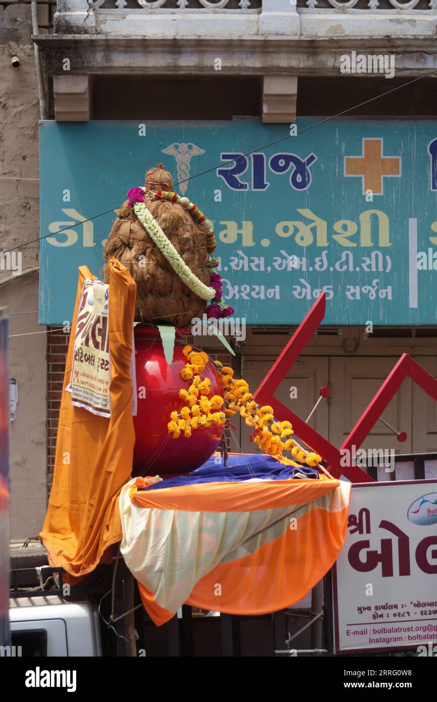 Rajkot, India. 7 settembre 2023. Vista laterale del grande tableau Kalash nella celebrazione di Janmashtami Rath Yatra al Sadar Bazar Harihar Chowk Rajkot. Crediti: Nasirkhan Davi/Alamy Live News Foto Stock