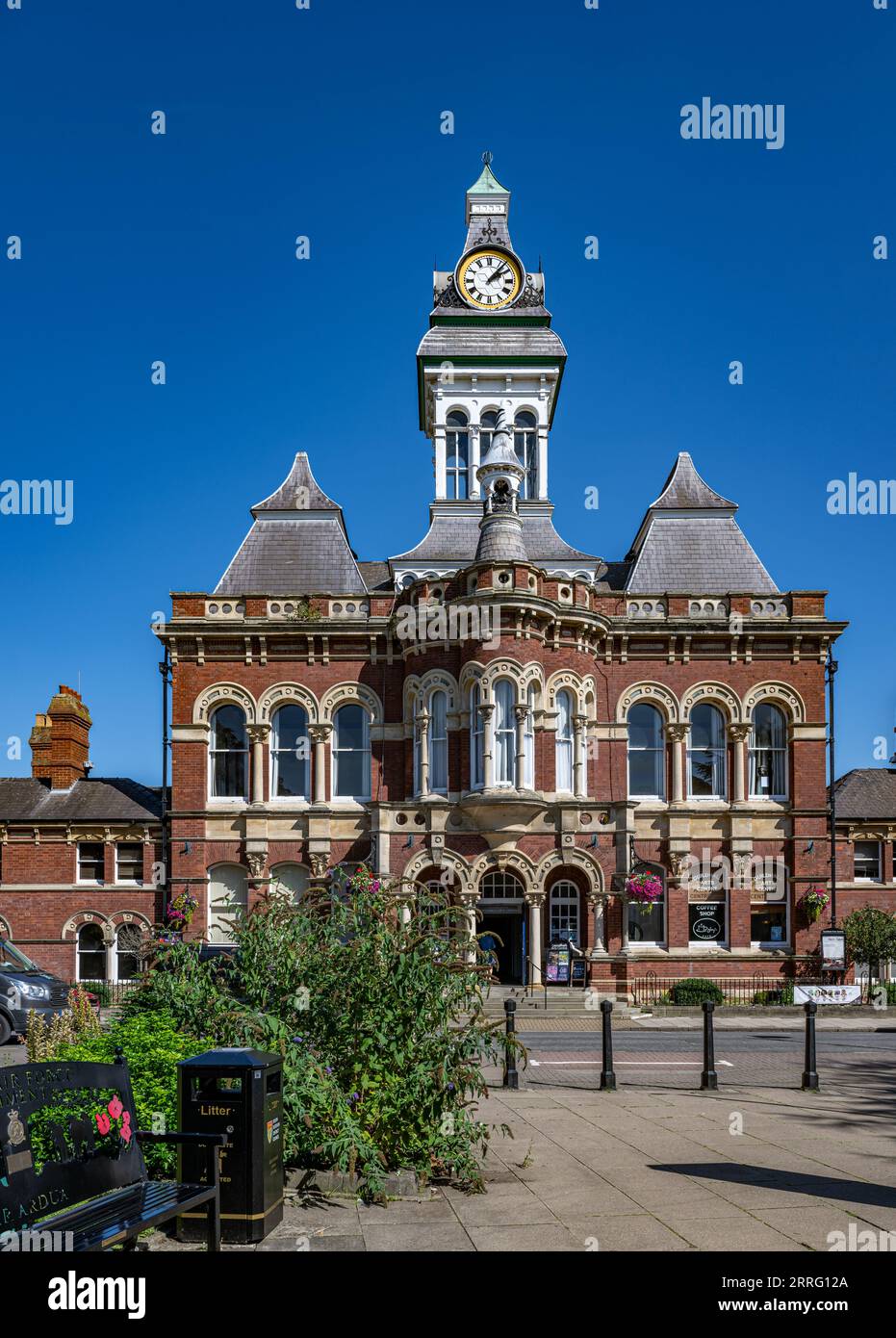 St Peters Hill Grantham Lincolnshire - la Town Guildhall contro un cielo estivo Foto Stock