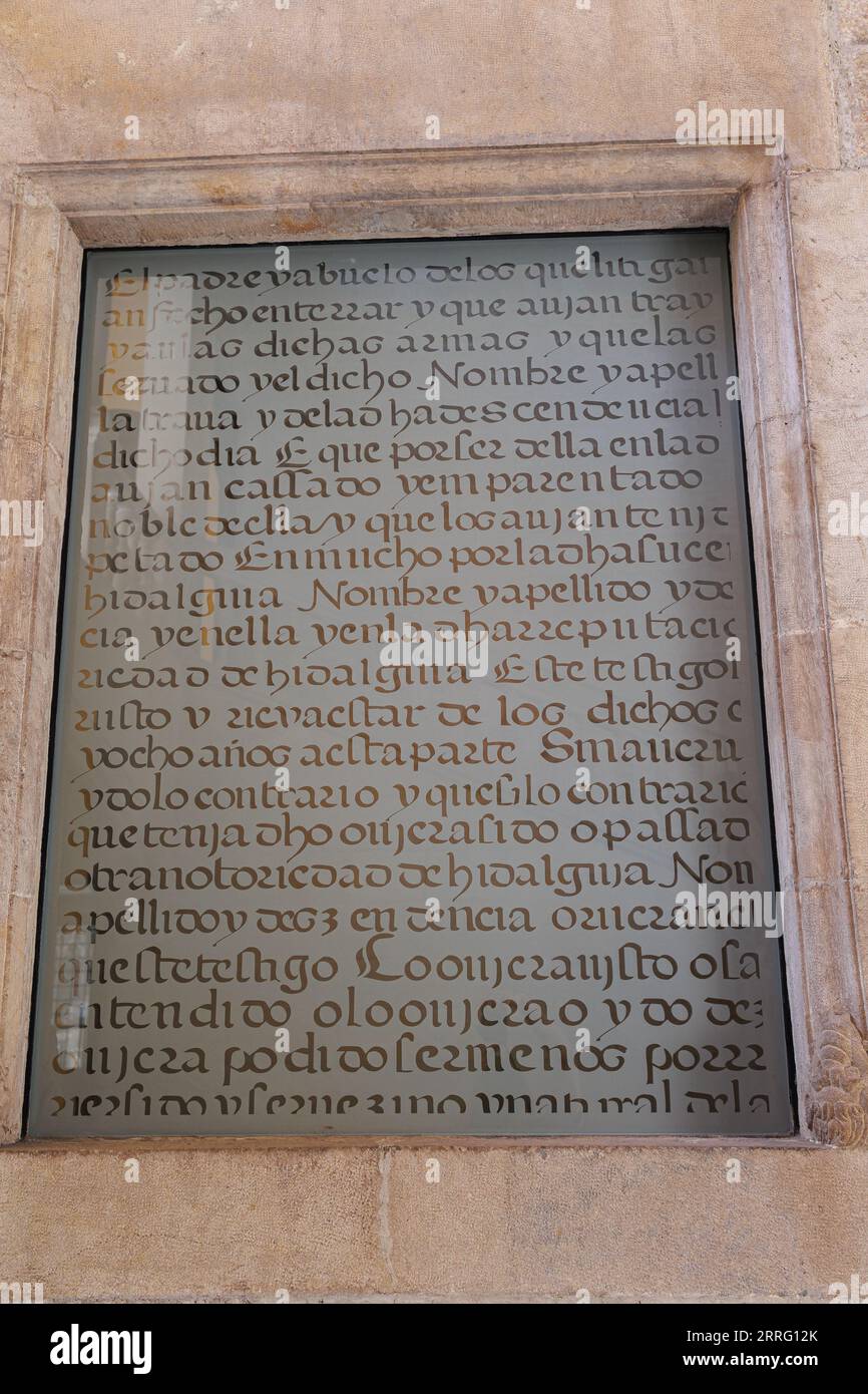 Vetrata interna con iscrizioni incise in lingua spagnola del cortile del Palau del lloctinent, sede dell'Arco di Stato Foto Stock