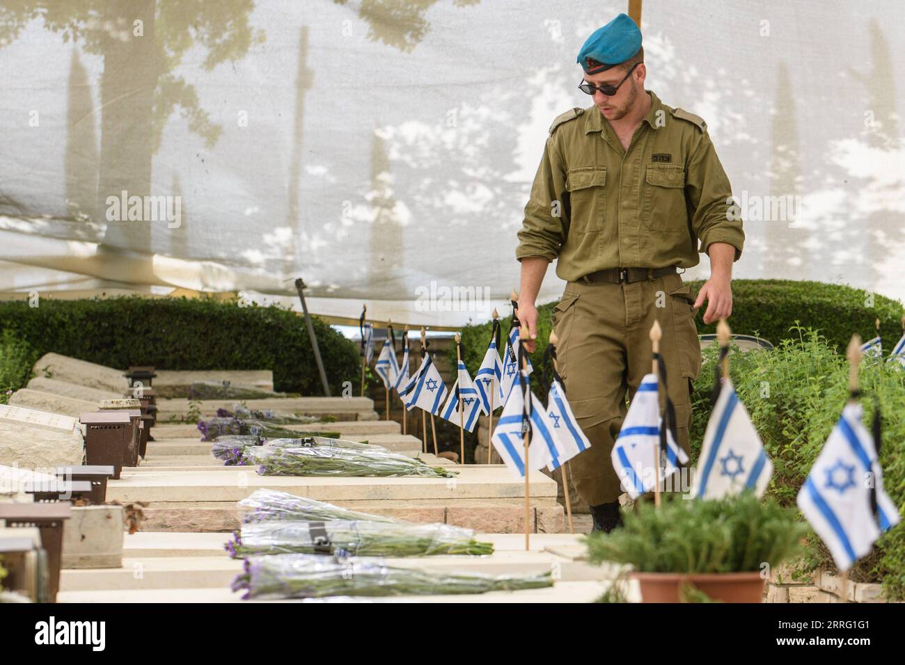 220503 -- KIRYAT SHEMONA, 3 maggio 2022 -- un soldato israeliano commemora i soldati caduti in un cimitero militare nella città israeliana settentrionale di Kiryat Shemona il 3 maggio 2022. Israele, dal martedì sera al mercoledì sera, celebra il Memorial Day Yom HaZikaron per commemorare i soldati caduti e i civili uccisi nelle ostilità dal 1860. /JINI via Xinhua ISRAEL-KIRYAT SHEMONA-MEMORIAL DAY-TRIBUTE AyalxMargolin PUBLICATIONxNOTxINxCHN Foto Stock