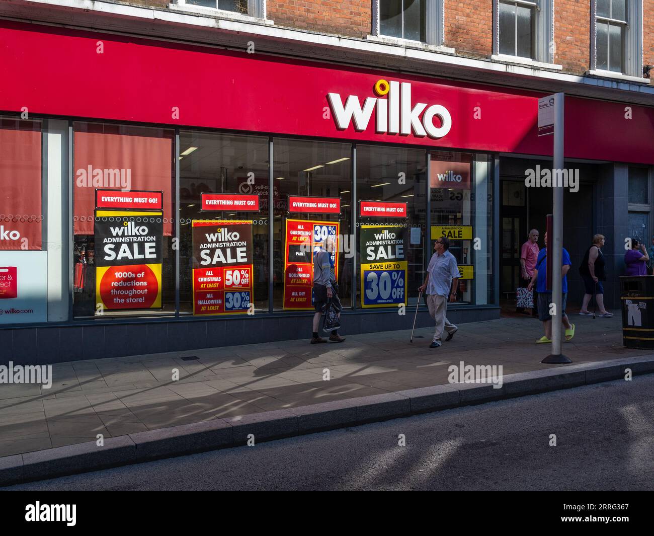 Facciata di un negozio Wilko, Gold Street, Northampton, Regno Unito; in amministrazione con poster di vendita sulle vetrine Foto Stock