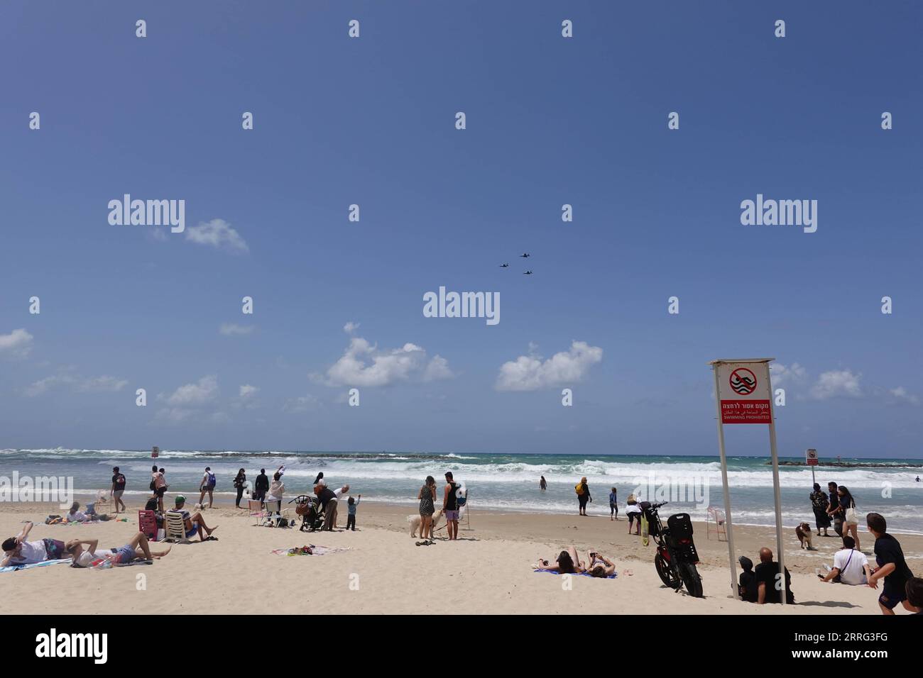 220505 -- TEL AVIV, 5 maggio 2022 -- la gente assiste a uno spettacolo aereo che celebra il 74° giorno dell'indipendenza di Israele su una spiaggia a Tel Aviv, Israele, il 5 maggio 2022. Gli israeliani si sono Uniti a una serie di celebrazioni nazionali per celebrare il 74° giorno dell'indipendenza del paese. La giornata indipendente di quest'anno è iniziata mercoledì sera e durerà fino a giovedì sera. ISRAELE-TEL AVIV-SPETTACOLO DIURNO DELL'INDIPENDENZA WANGXZHUOLUN PUBLICATIONXNOTXINXCHN Foto Stock