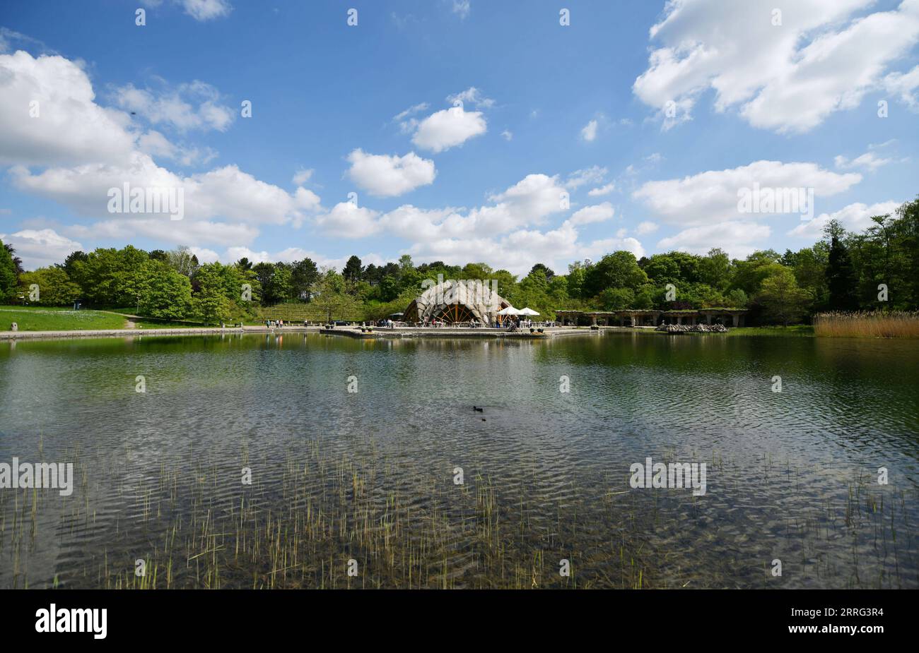 220506 -- BERLINO, 6 maggio 2022 -- foto scattata il 6 maggio 2022 mostra il paesaggio di Britzer Garten a Berlino, capitale della Germania. GERMANIA-BERLINO-SCENARIO RenxPengfei PUBLICATIONxNOTxINxCHN Foto Stock