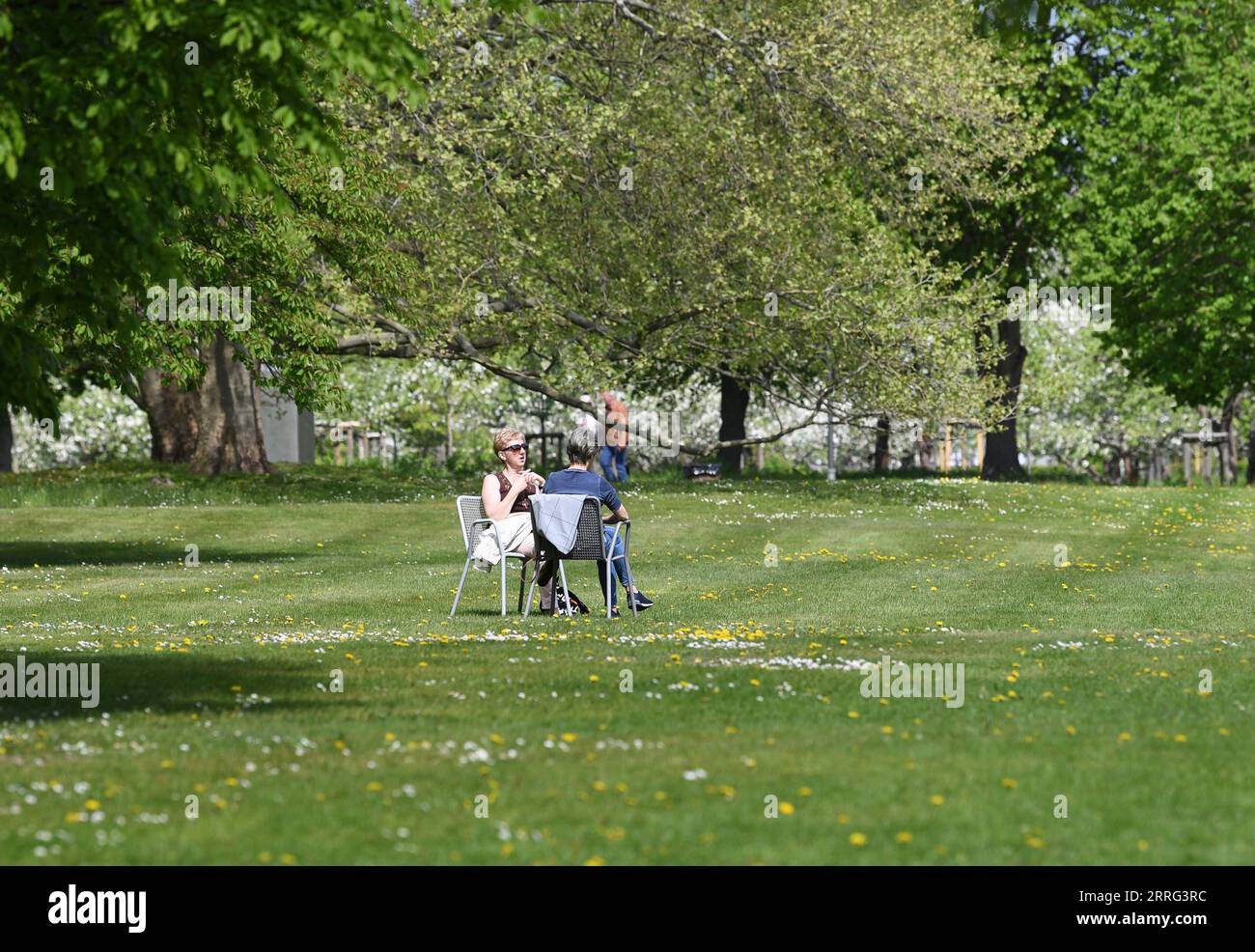 220506 -- BERLINO, 6 maggio 2022 -- la gente si riposa al Britzer Garten a Berlino, capitale della Germania, 6 maggio 2022. GERMANIA-BERLINO-SCENARIO RenxPengfei PUBLICATIONxNOTxINxCHN Foto Stock