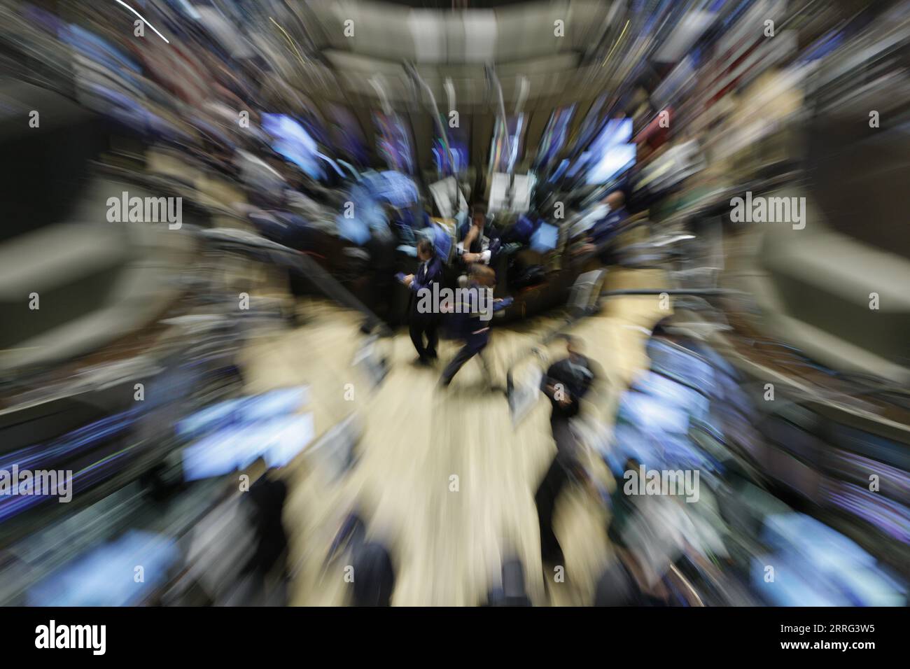 Guai a Wall Street.Piano specialisti presso il NYSE New York Stock Exchange facendo reagire l'annuncio che il tasso di interesse rimane invariato. Foto Stock