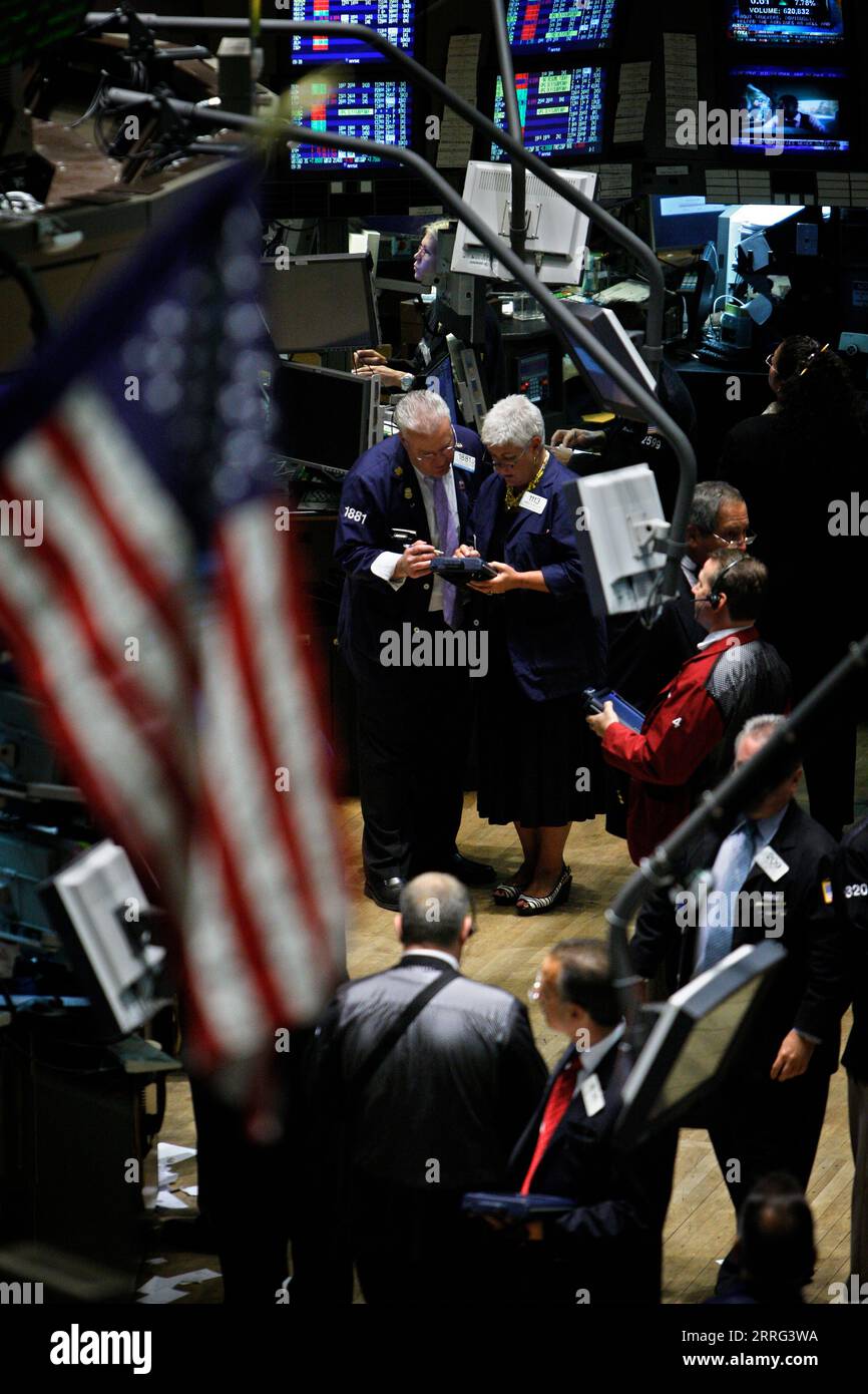 Guai a Wall Street.Piano specialisti presso il NYSE New York Stock Exchange facendo reagire l'annuncio che il tasso di interesse rimane invariato. Foto Stock