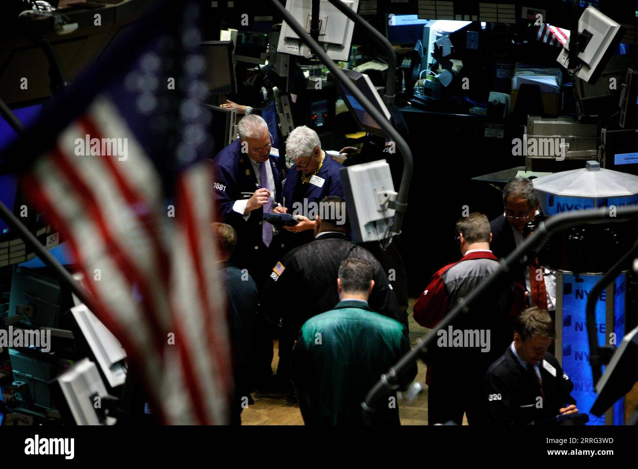 Guai a Wall Street.Piano specialisti presso il NYSE New York Stock Exchange facendo reagire l'annuncio che il tasso di interesse rimane invariato. Foto Stock