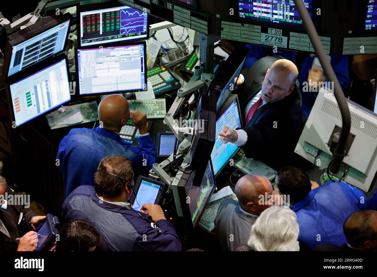Guai a Wall Street.Piano specialisti presso il NYSE New York Stock Exchange facendo reagire l'annuncio che il tasso di interesse rimane invariato. Foto Stock