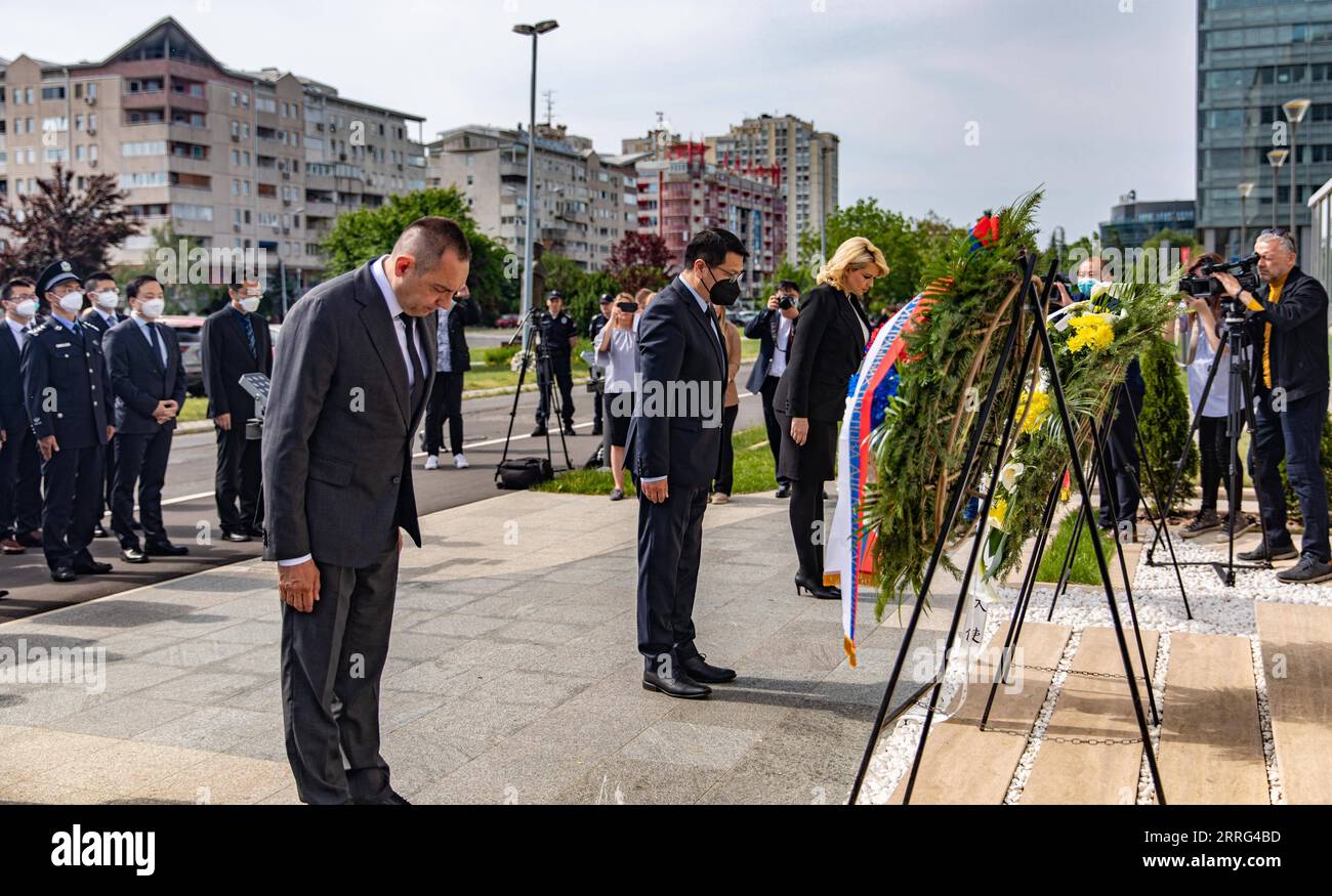 220507 -- BELGRADO, 7 maggio 2022 -- Ministro degli interni serbo Aleksandar Vulin L, davanti, Ministro del lavoro, dell'occupazione, della Veterana e degli affari sociali Darija Kisic Tepavcevic R, fronte, e Tian Yishu C, davanti, capo d'accusa dell'ambasciata cinese in Serbia, piange alle targhe commemorative dedicate ai tre giornalisti cinesi uccisi nell'attentato NATO dell'ex ambasciata cinese nella Repubblica Federale di Jugoslavia nel 1999, a Belgrado, Serbia, 7 maggio 2022. PER ANDARE CON la Serbia, la Cina onora i martiri cinesi uccisi nel bombardamento della NATO foto di /Xinhua SERBIA-BELGRADO-CINA-COMMEMORAZIONE WangxWei PUBL Foto Stock