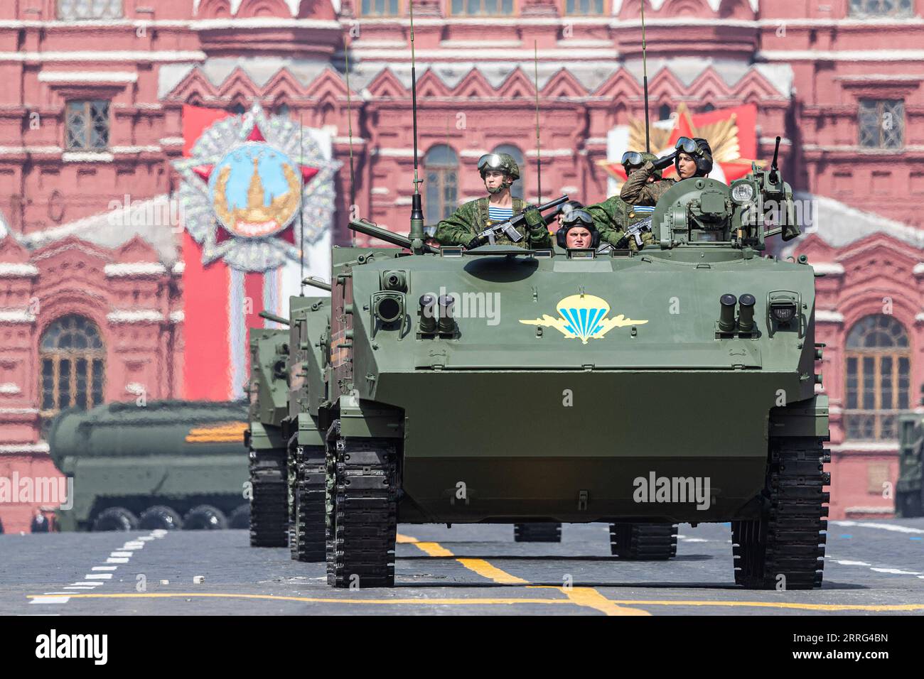 220507 -- MOSCA, 7 maggio 2022 -- veicoli da combattimento di fanteria sono visti sulla Piazza Rossa durante una prova della parata del giorno della Vittoria a Mosca, in Russia, 7 maggio 2022. RUSSIA-MOSCA-GIORNO DELLA VITTORIA PARATA-PROVA BAIXXUEQI PUBLICATIONXNOTXINXCHN Foto Stock