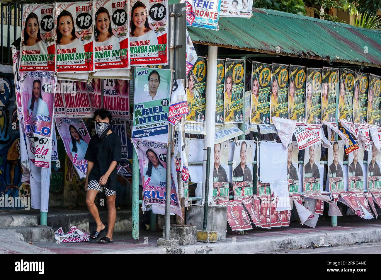 220508 -- QUEZON CITY, 8 maggio 2022 -- Un uomo cammina davanti ai manifesti della campagna elettorale in una scuola che servirà anche come distretto elettorale a Quezon City, nelle Filippine, l'8 maggio 2022. Oltre 65,8 milioni di filippini tratteranno in 37.211 seggi elettorali il 9 maggio per eleggere un nuovo presidente, un nuovo vicepresidente, 12 senatori del Senato e oltre 300 membri della camera dei rappresentanti. Foto di /Xinhua FILIPPINE-QUEZON CITY-ELECTION RouellexUmali PUBLICATIONxNOTxINxCHN Foto Stock